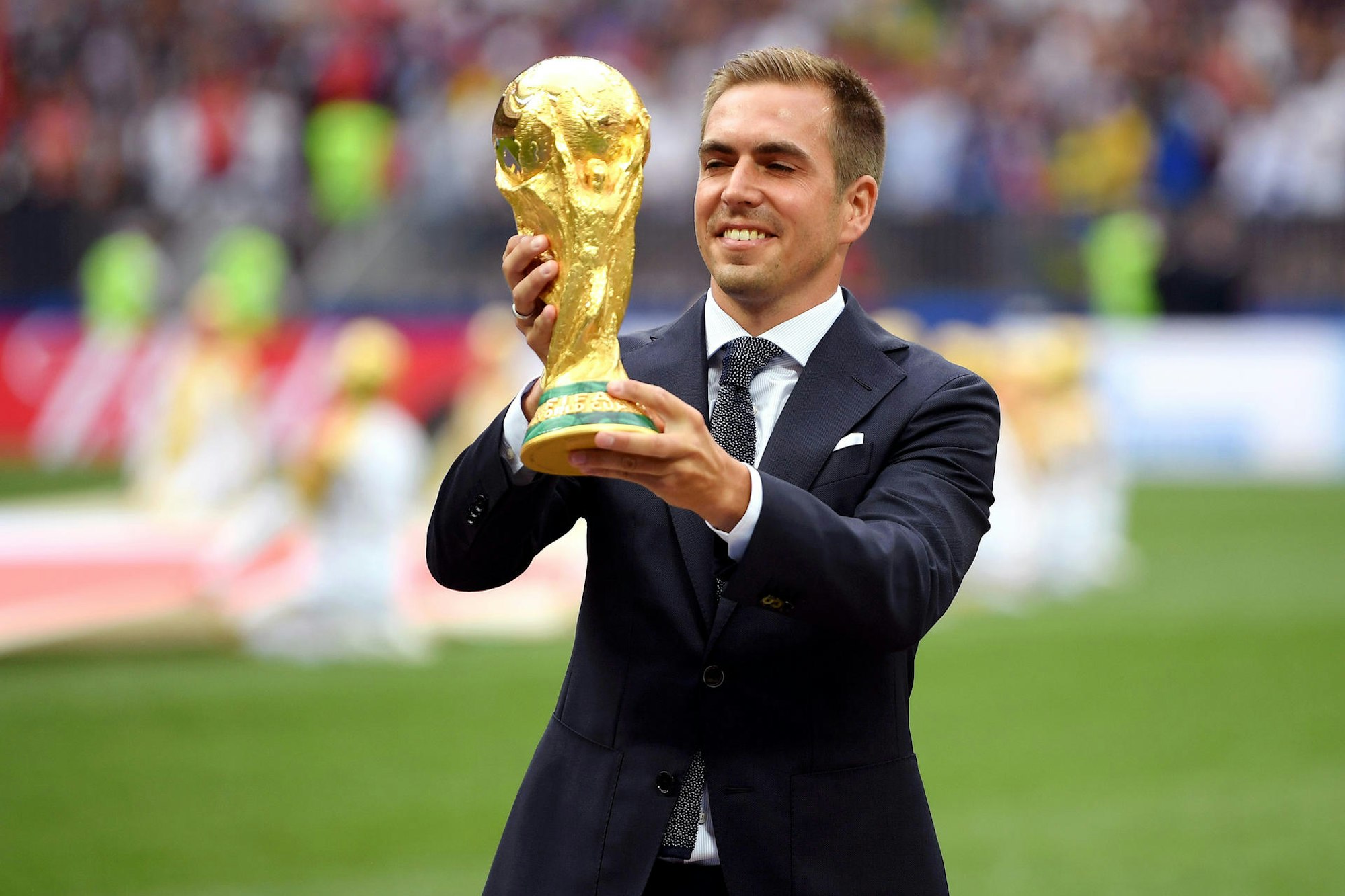 Philipp Lahm bei der WM in Russland mit Pokal