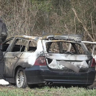 Ausgebranntes Auto dpa neu