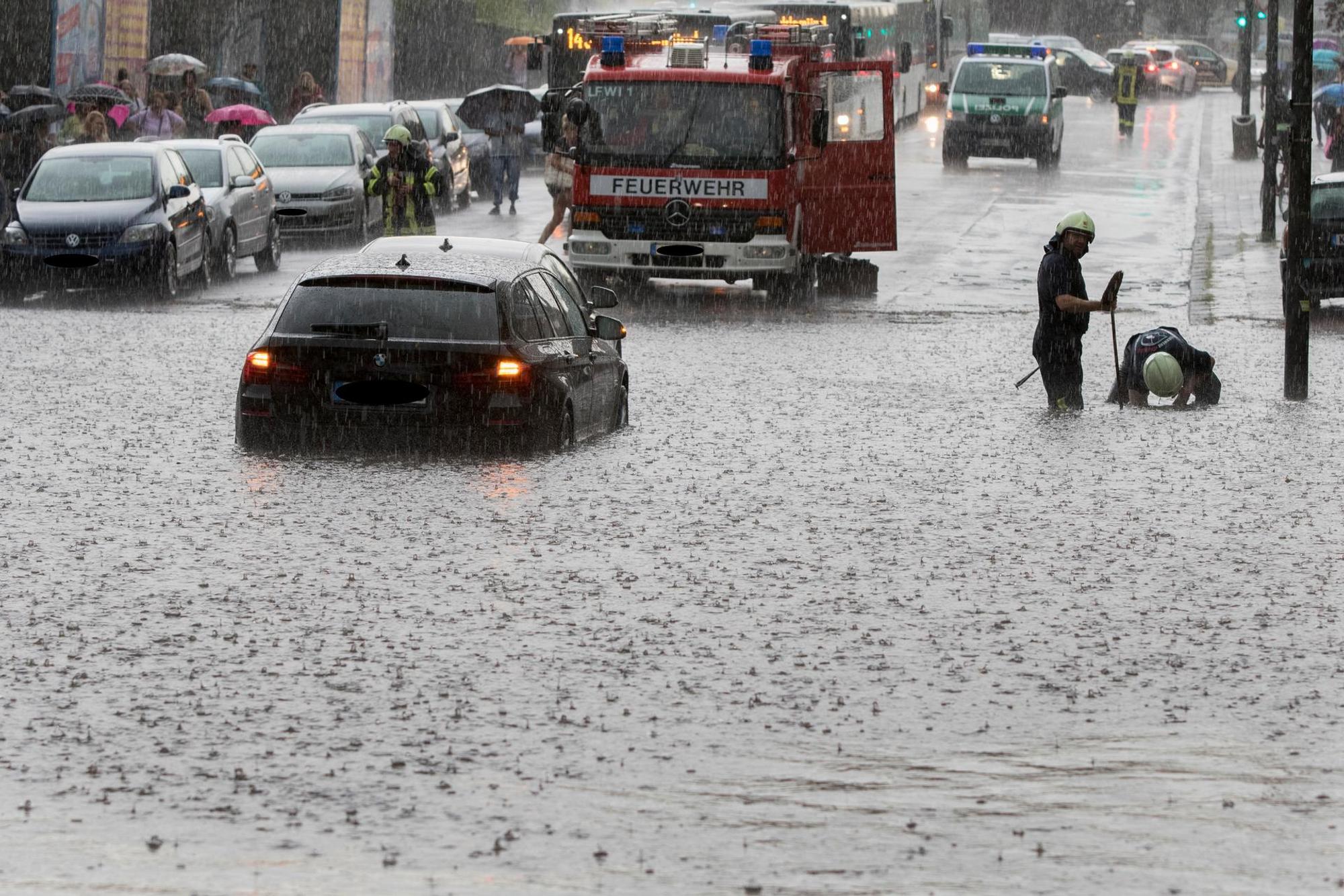 Feuerwehr Unwetter regen gepixelt