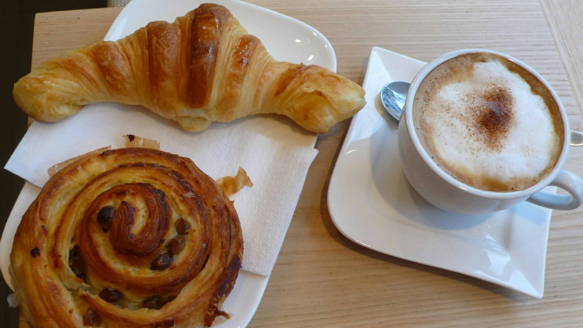 Croissants und Kaffee von der Bäckerei Merlet.
