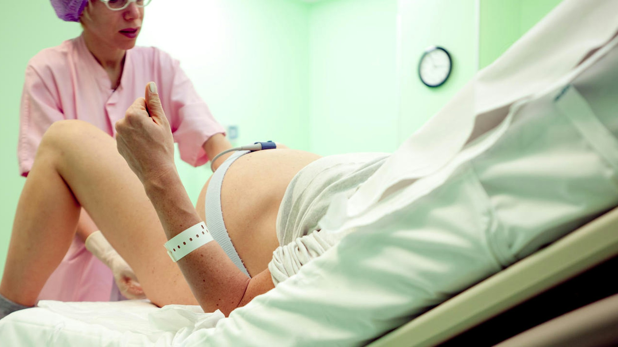 Geburtshelferin bei der Arbeit im Kreißsaal