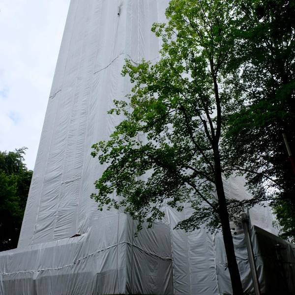 Spoho-Turm verhüllt