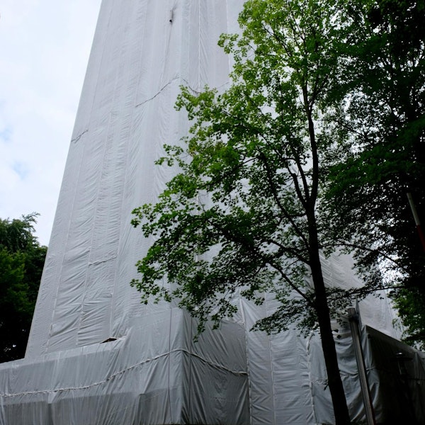 Spoho-Turm verhüllt