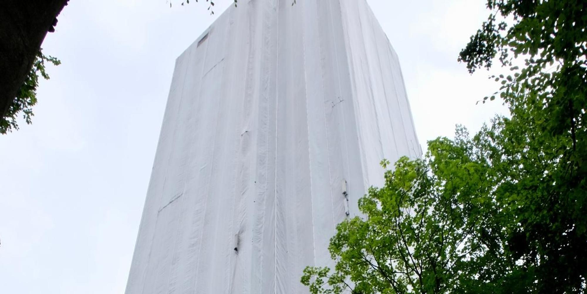 Spoho-Turm verhüllt