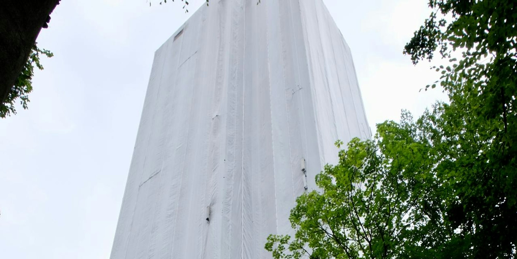 Spoho-Turm verhüllt