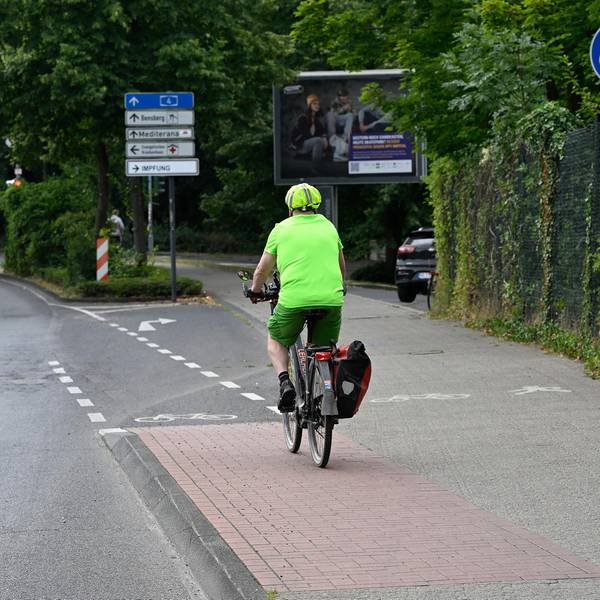 Radweg teilt sich auf 010822