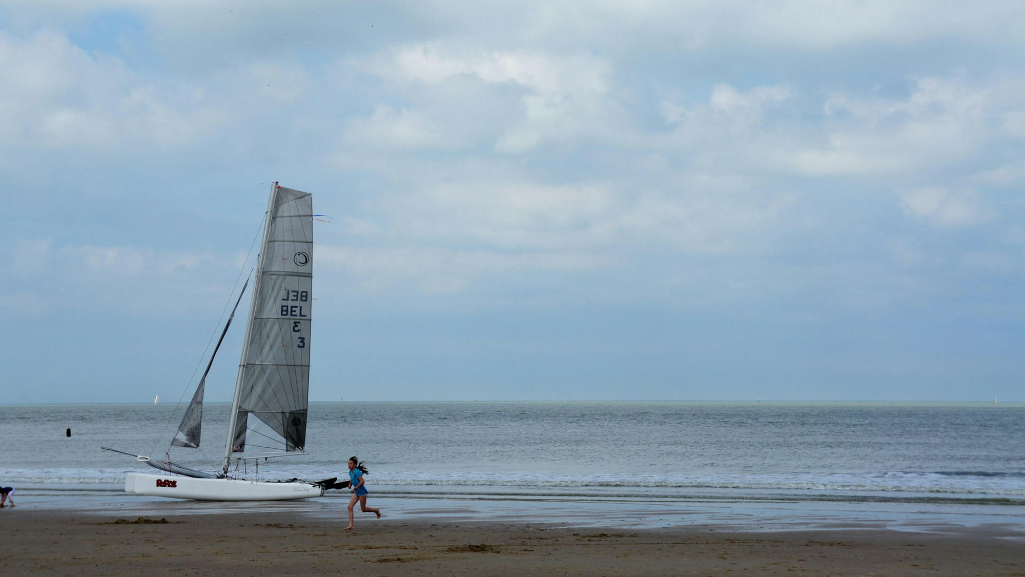 Cadzand-Bad: Windsurfbrett liegt am Strand