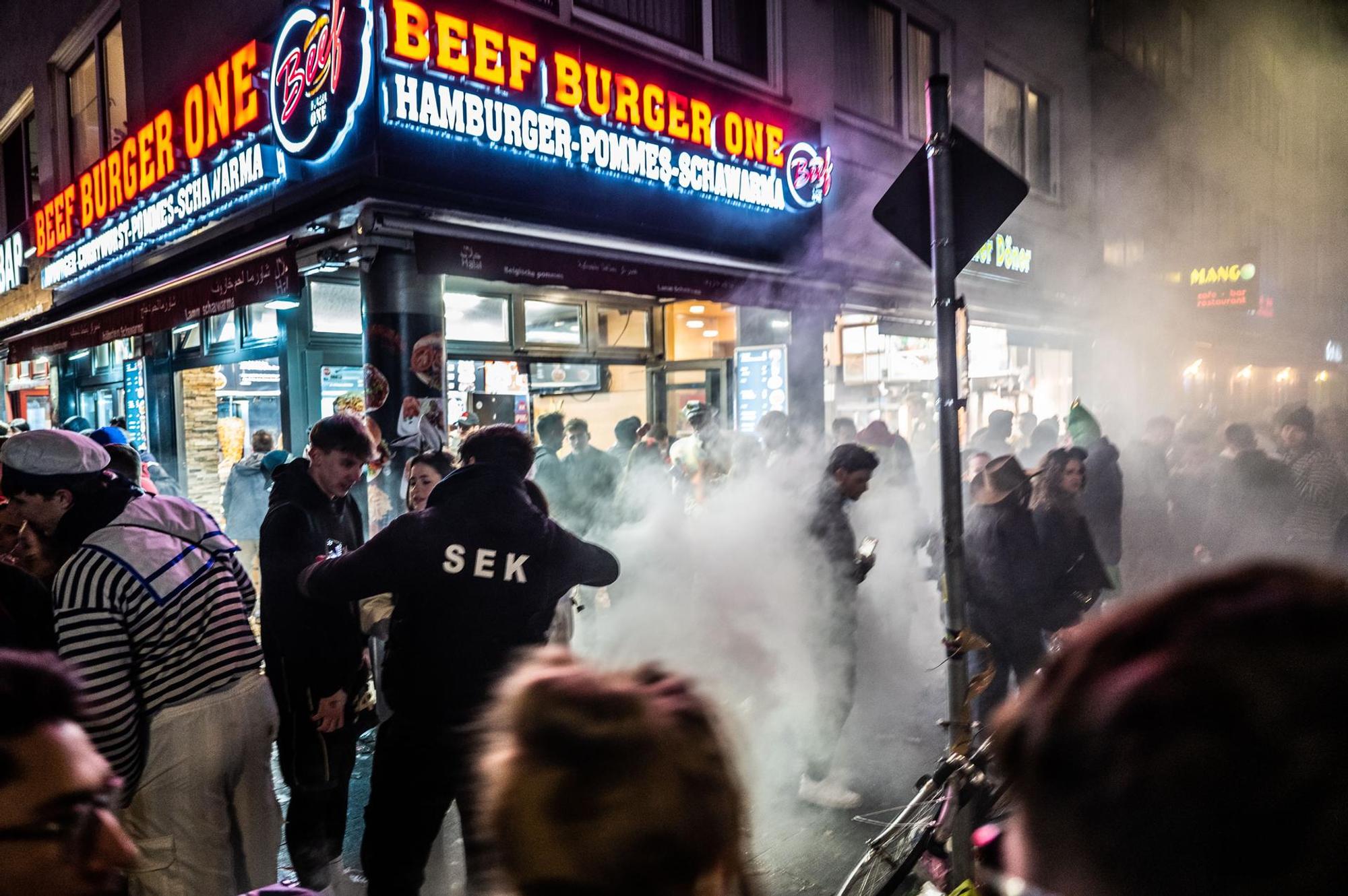 Karneval Köln Samstag Mülleimer