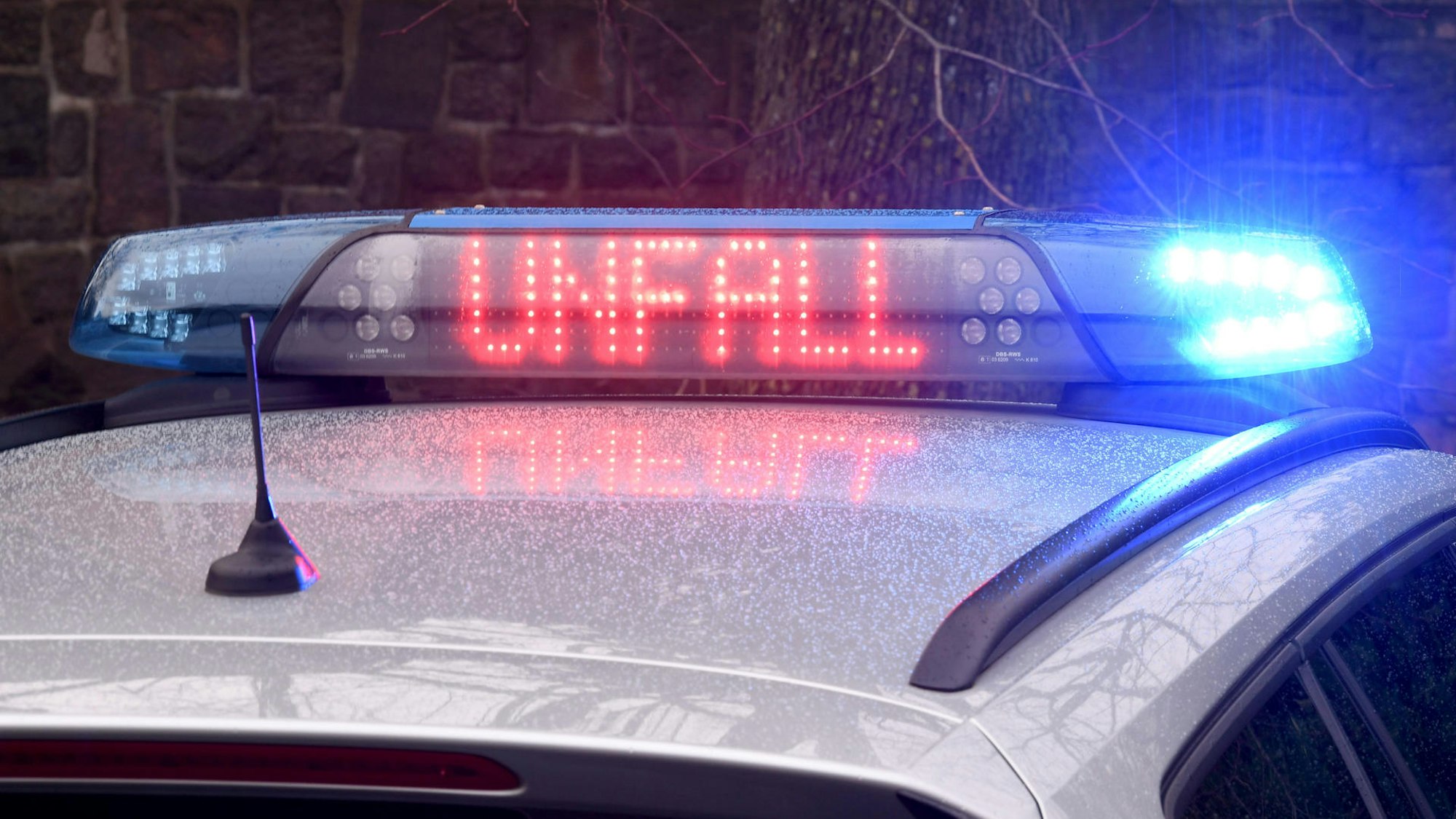 Auf dem Bild ist ein Streifenwagen im Einsatz zu sehen.