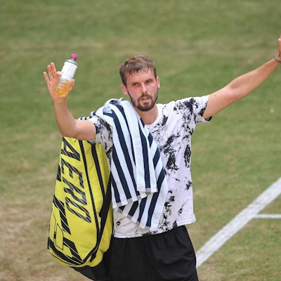 Oscar Otte winkt auf Rasen