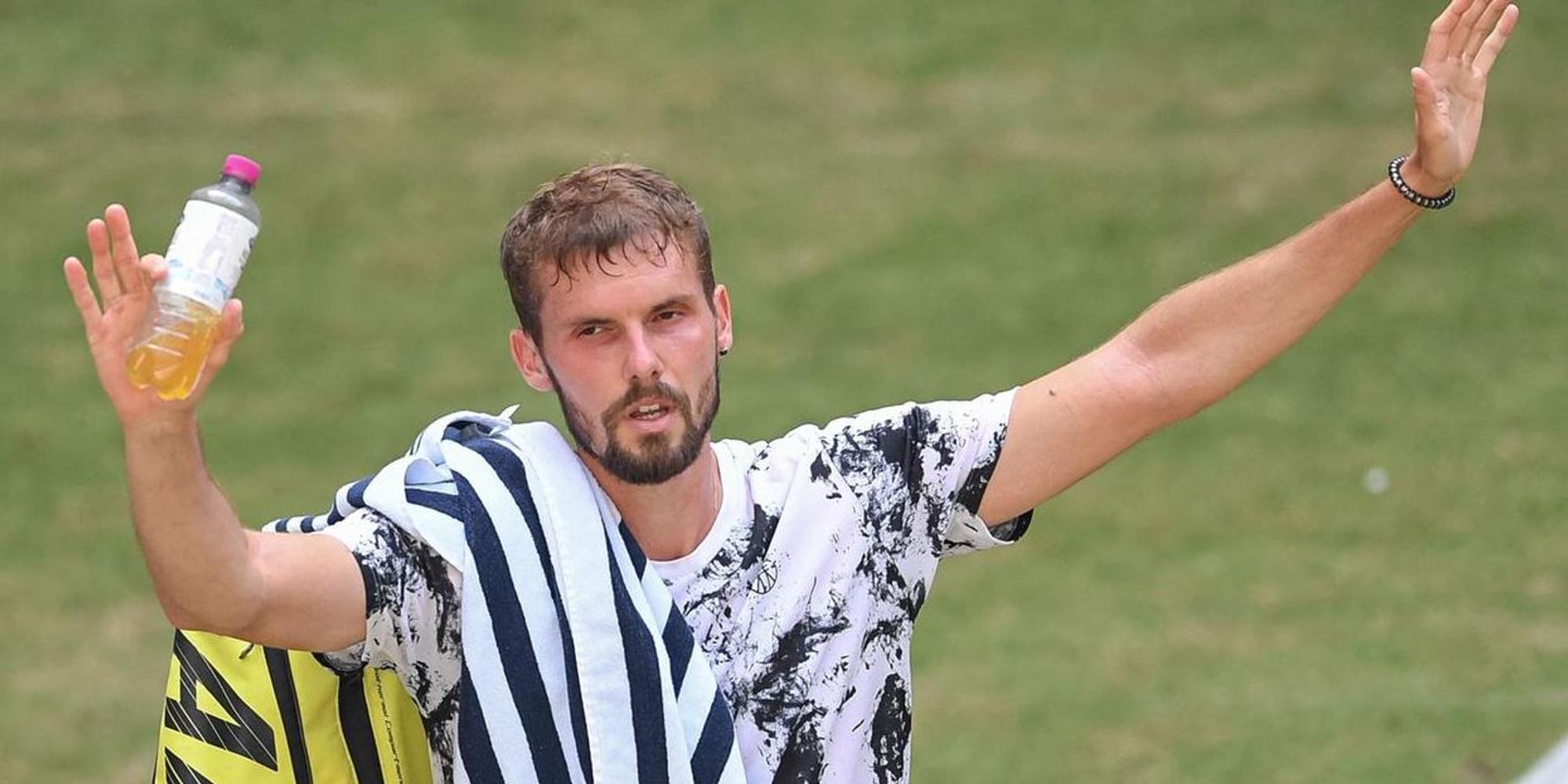 Oscar Otte winkt auf Rasen