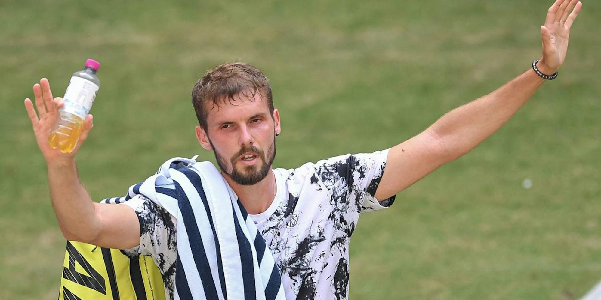 Oscar Otte winkt auf Rasen