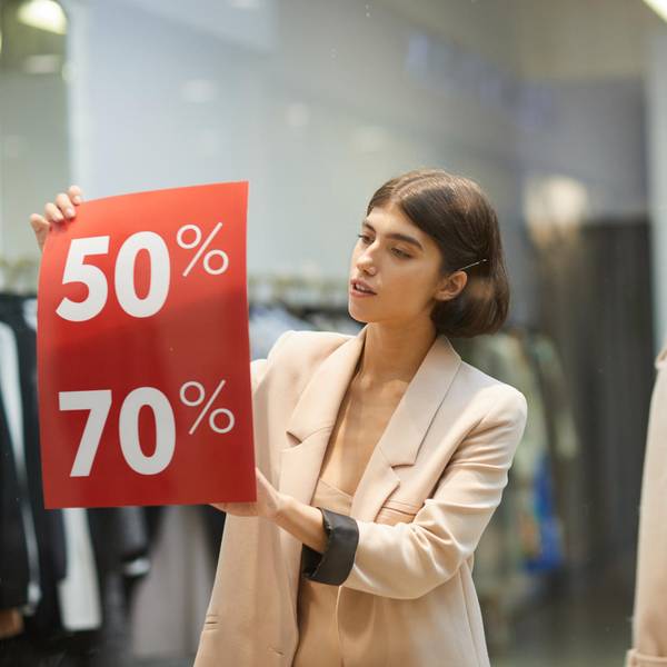 Frau hält ein Sale-Schild in der Hand