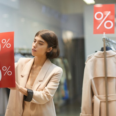 Frau hält ein Sale-Schild in der Hand