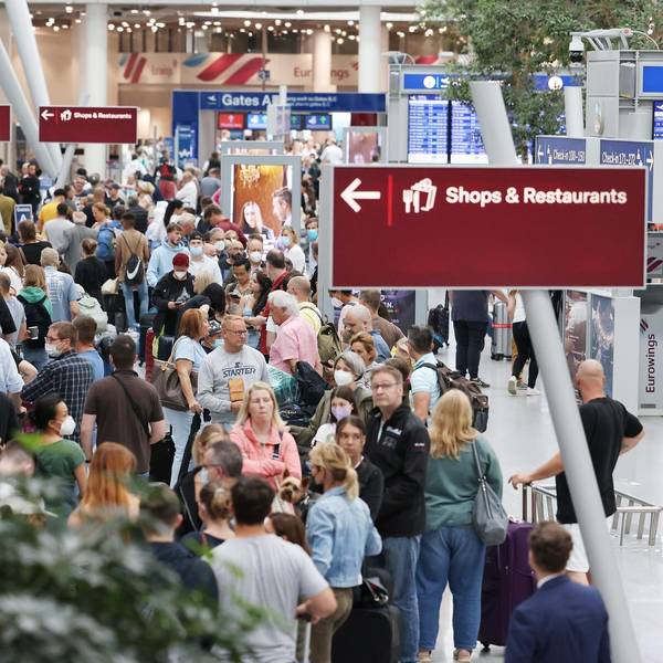 Reisende Flughafen Düsseldorf 270622 (1)