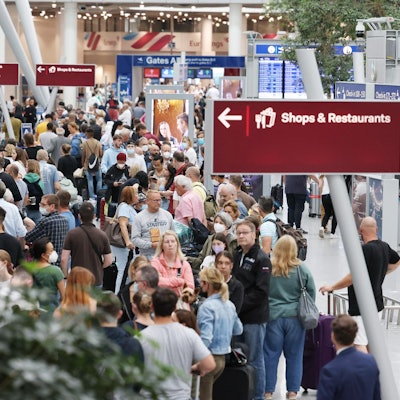 Reisende Flughafen Düsseldorf 270622 (1)