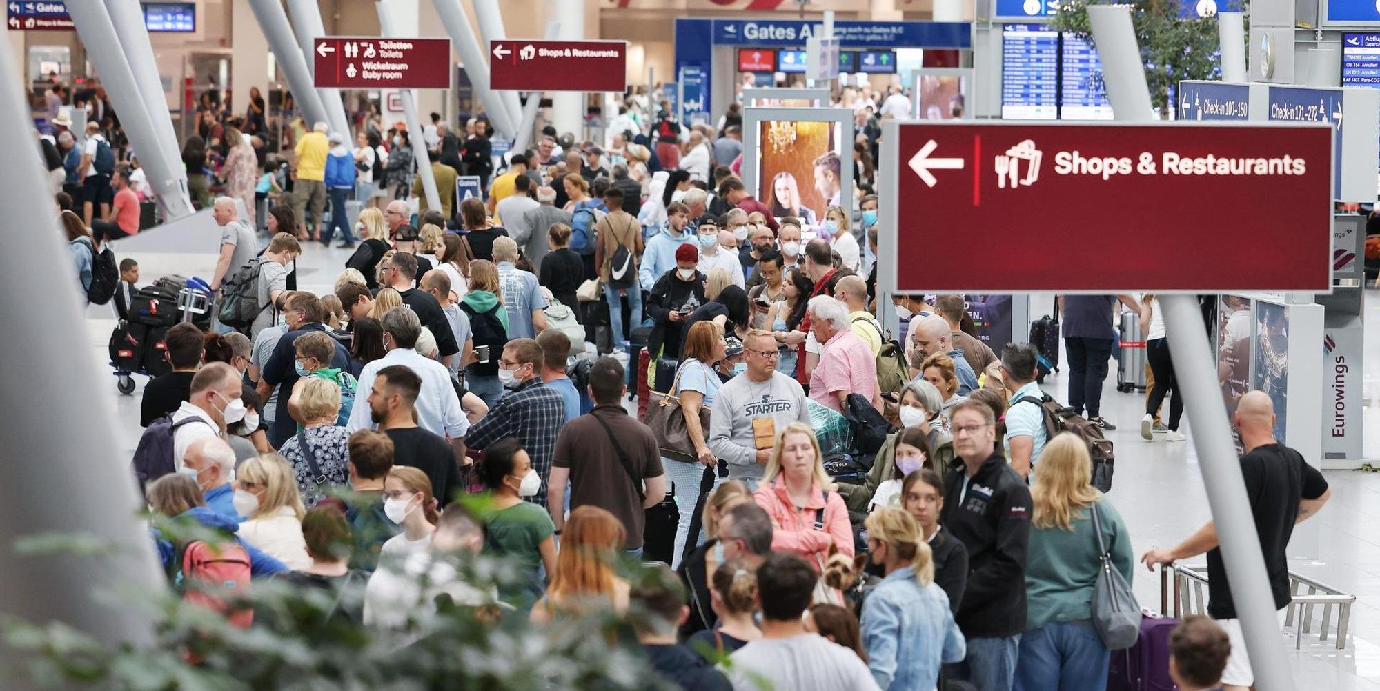 Reisende Flughafen Düsseldorf 270622 (1)