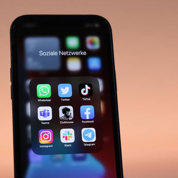 Social Apps Handy Symbol