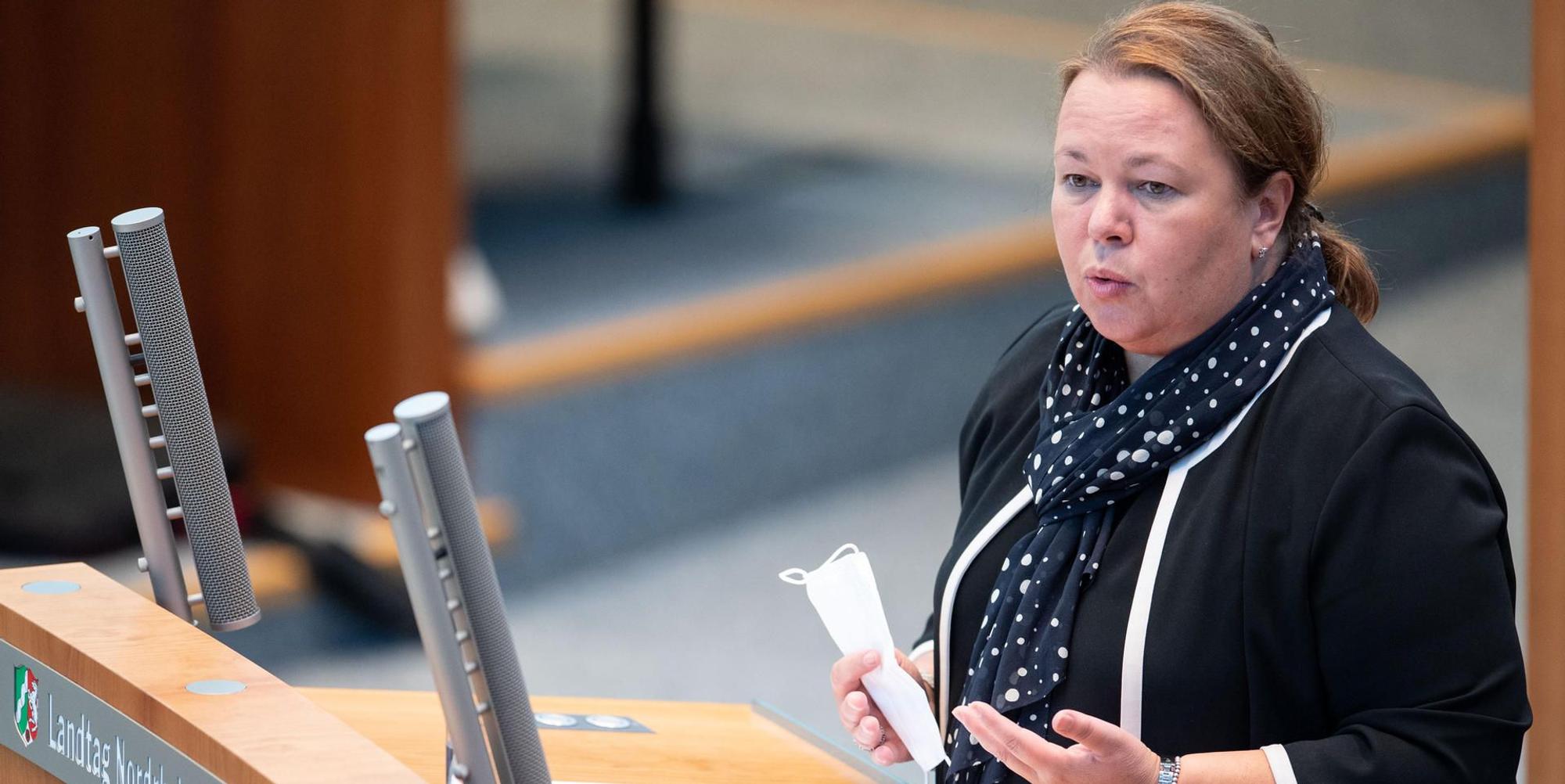 Heinen Esser Rednerpult