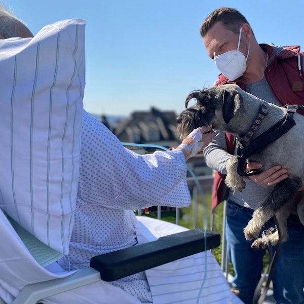 Cura_-_Patient_trifft_Hund