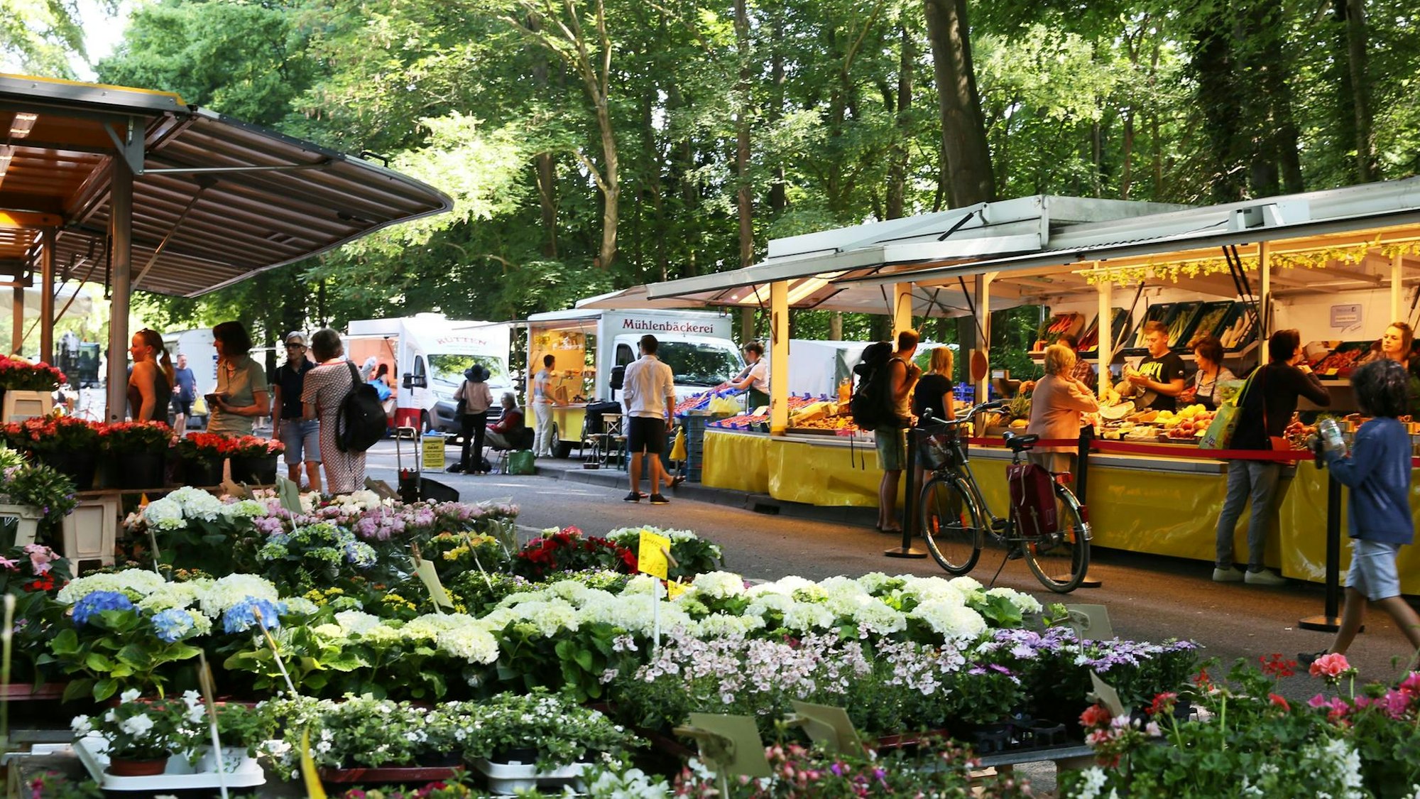 Der Wochenmarkt im Stadtwald. (Archivbild)