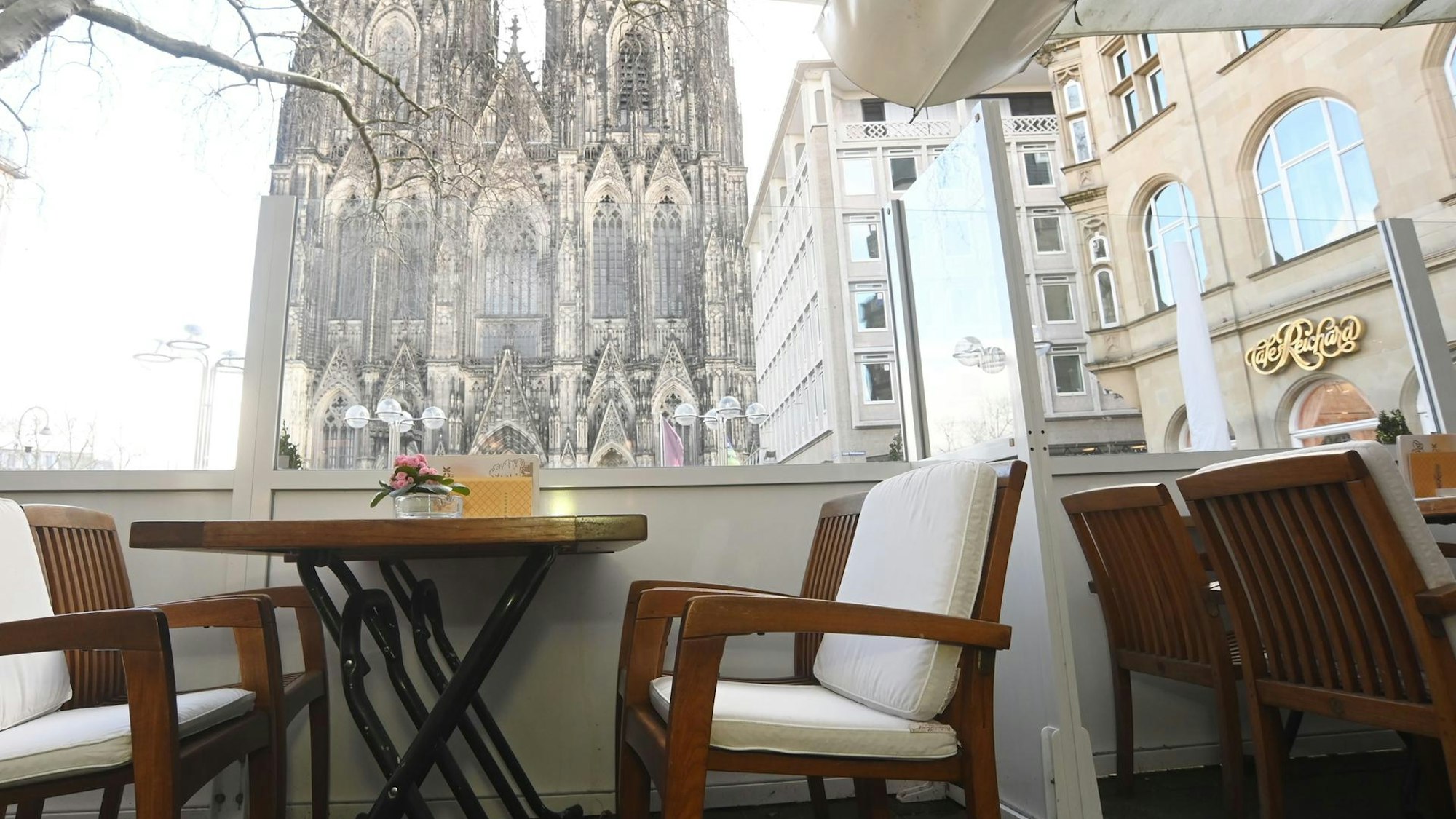 Sitzplätze in einem Café mit Ausblick auf den Dom.