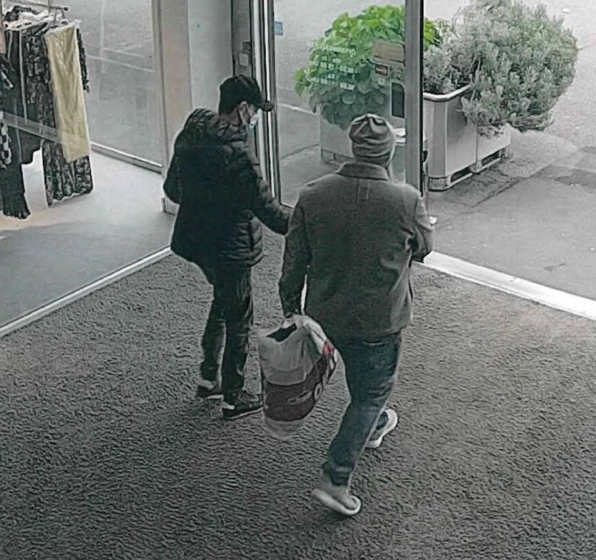 Tatverdächtige beim Verlassen des Outlet