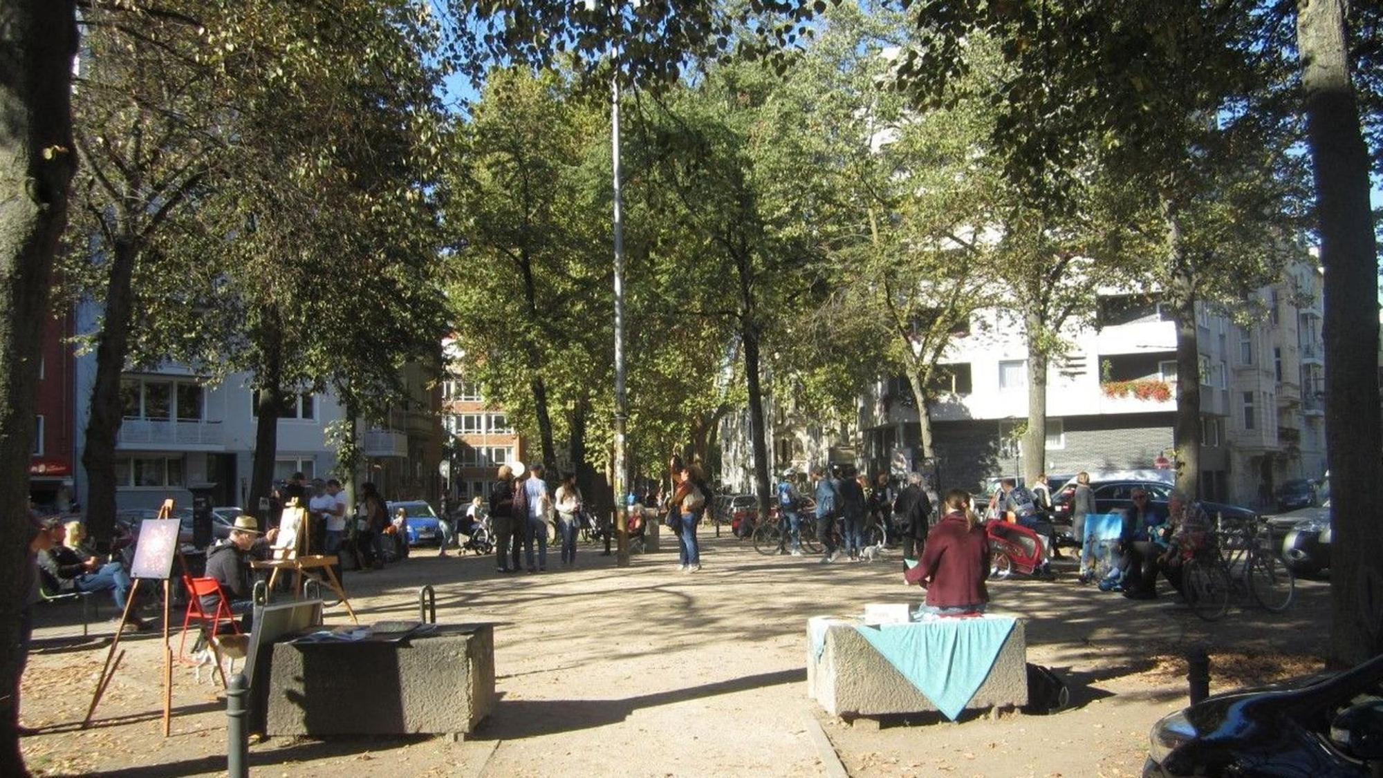 Menschen stehen auf dem Eierplätzchen in der Südstadt.