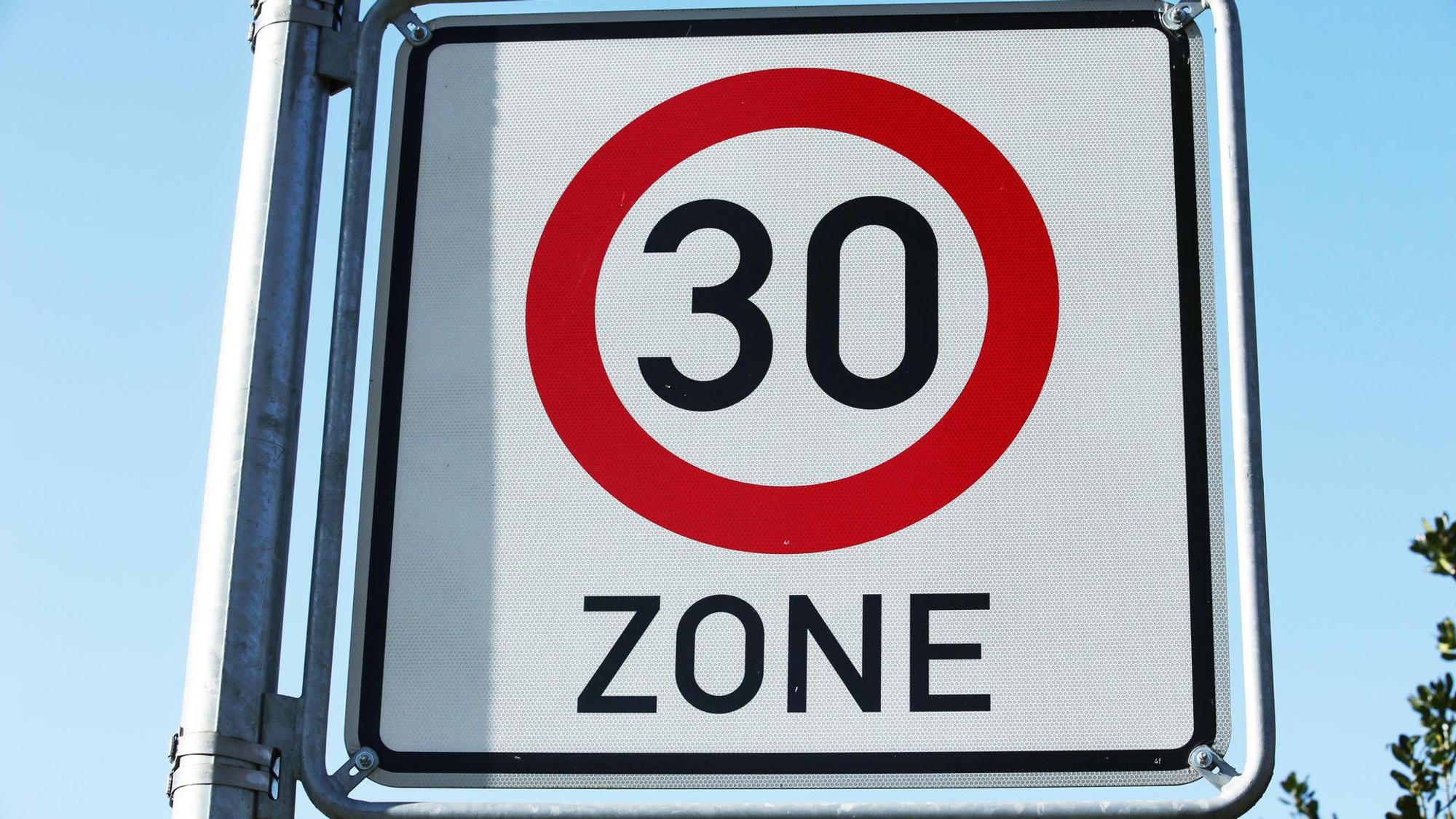 Das Bild zeigt ein Tempo-30-Schild.
