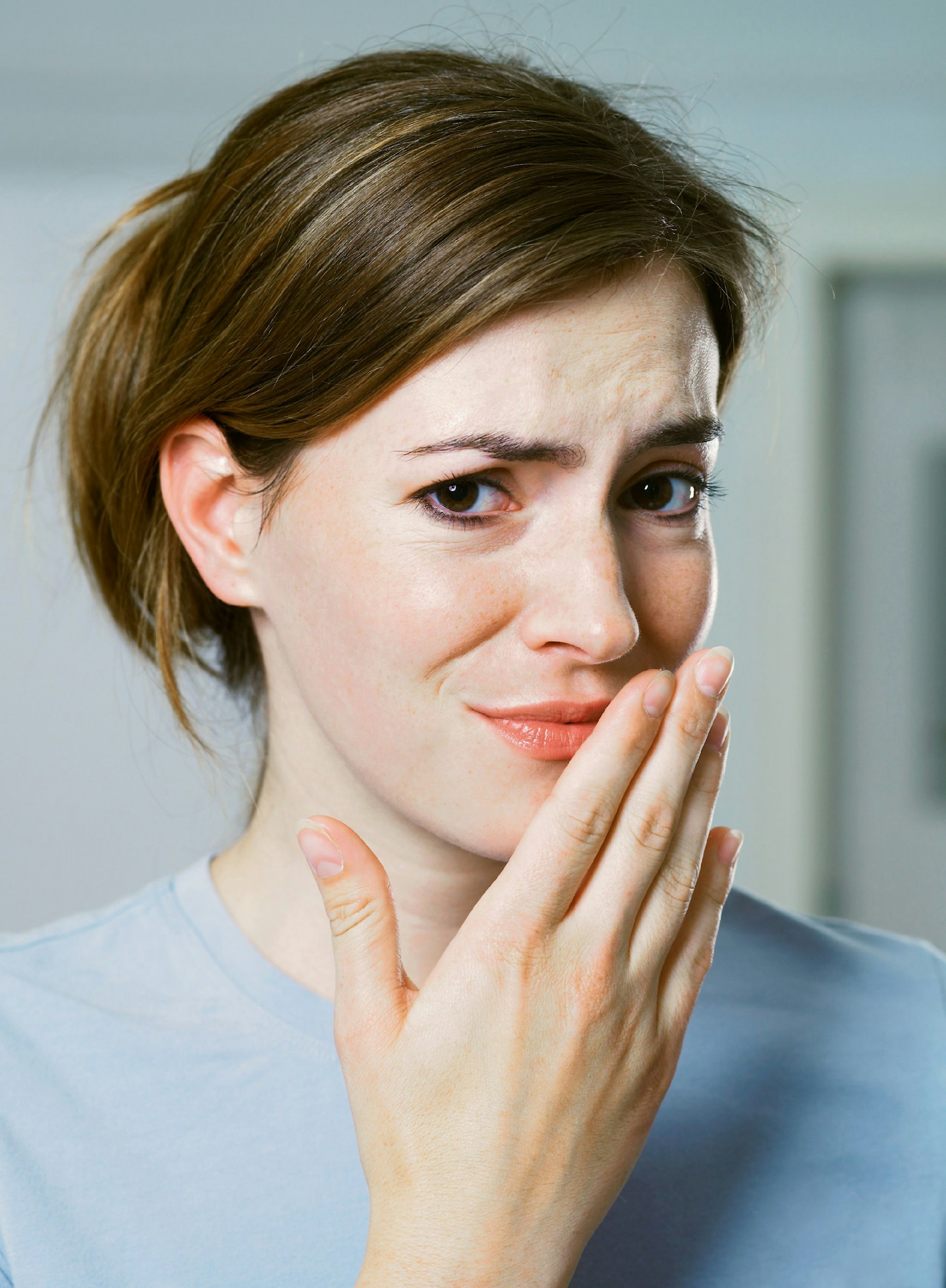 Mundgeruch_Frau_peinlich_dpa