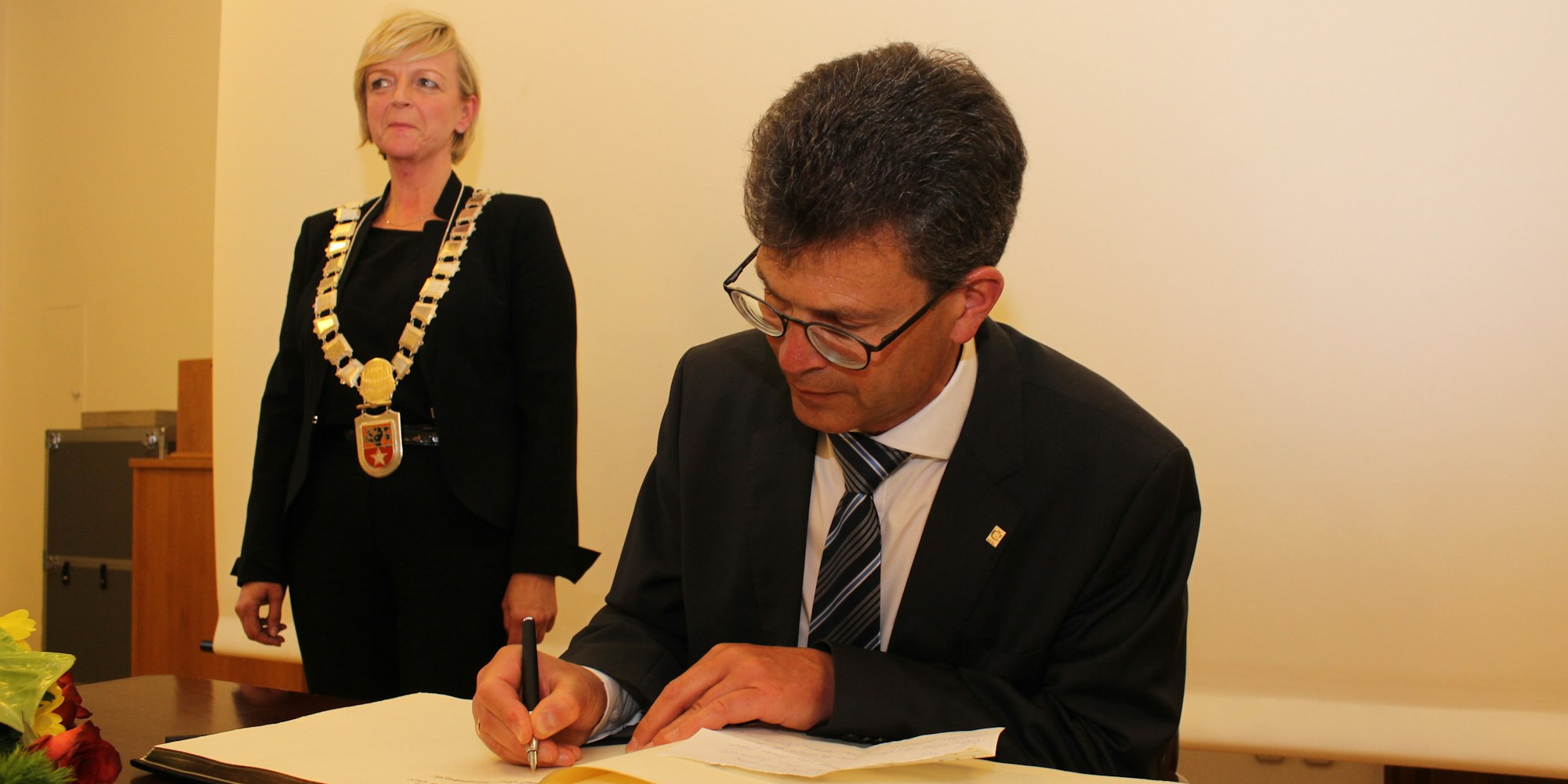 Bürgermeister Büttner darf sich im Buch der Stadt verewigen