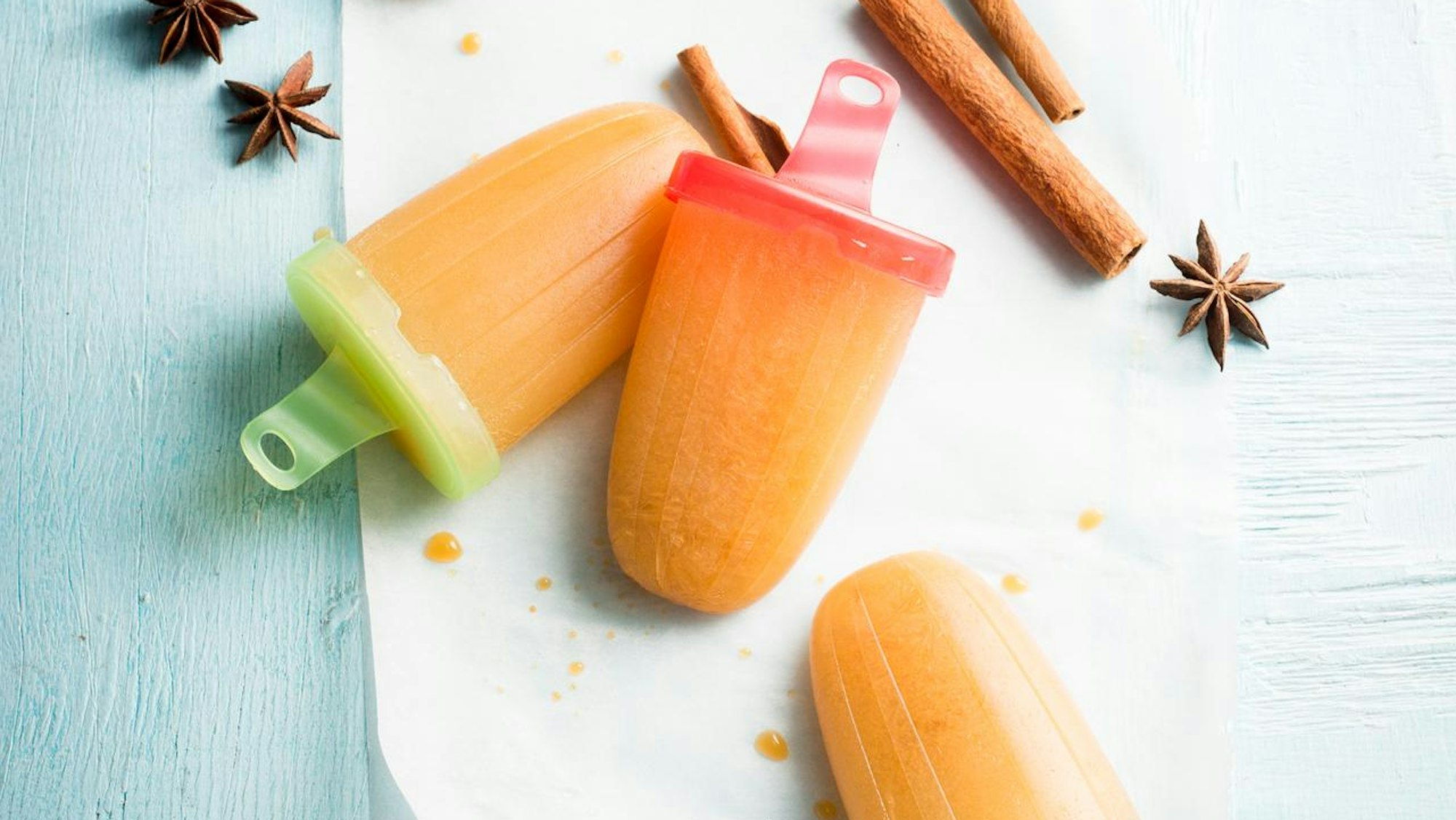 Fruchtige Eis am Stiel mit Zimtstangen drumherum drapiert