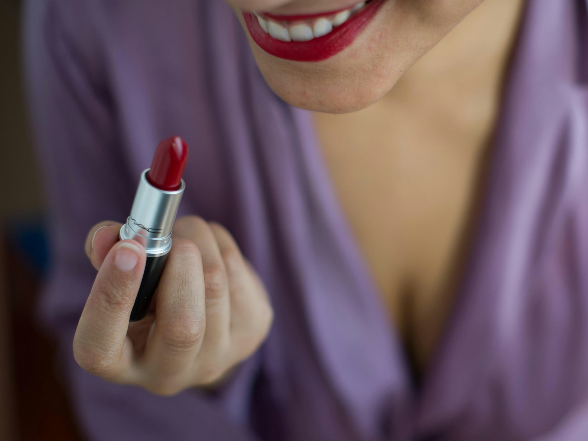 Escort-Dame schminkt sich