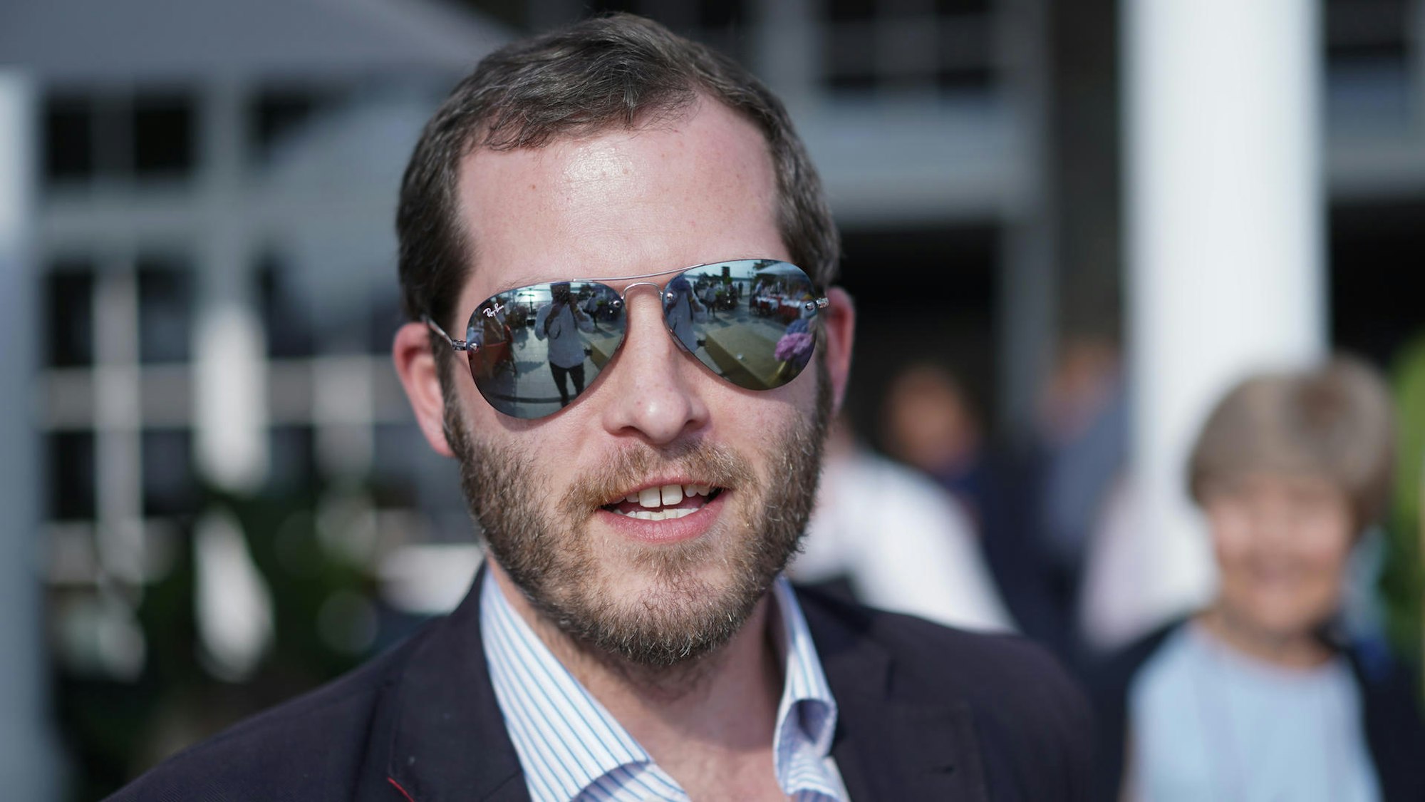 Julian Reichelt trägt einen dunkelblauen Anzug und eine Sonnenbrille.