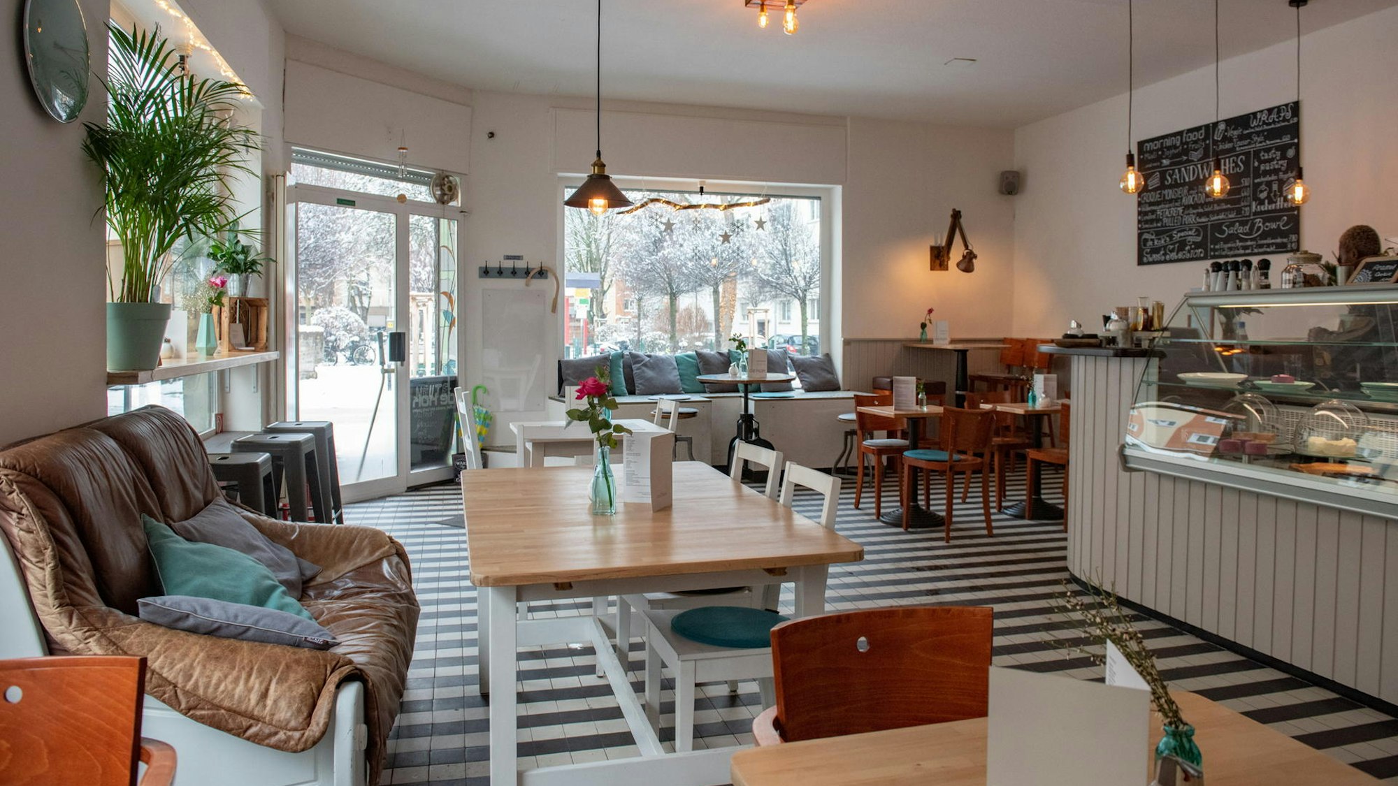 Café de Kok von innen mit moderner Inneneinrichtung