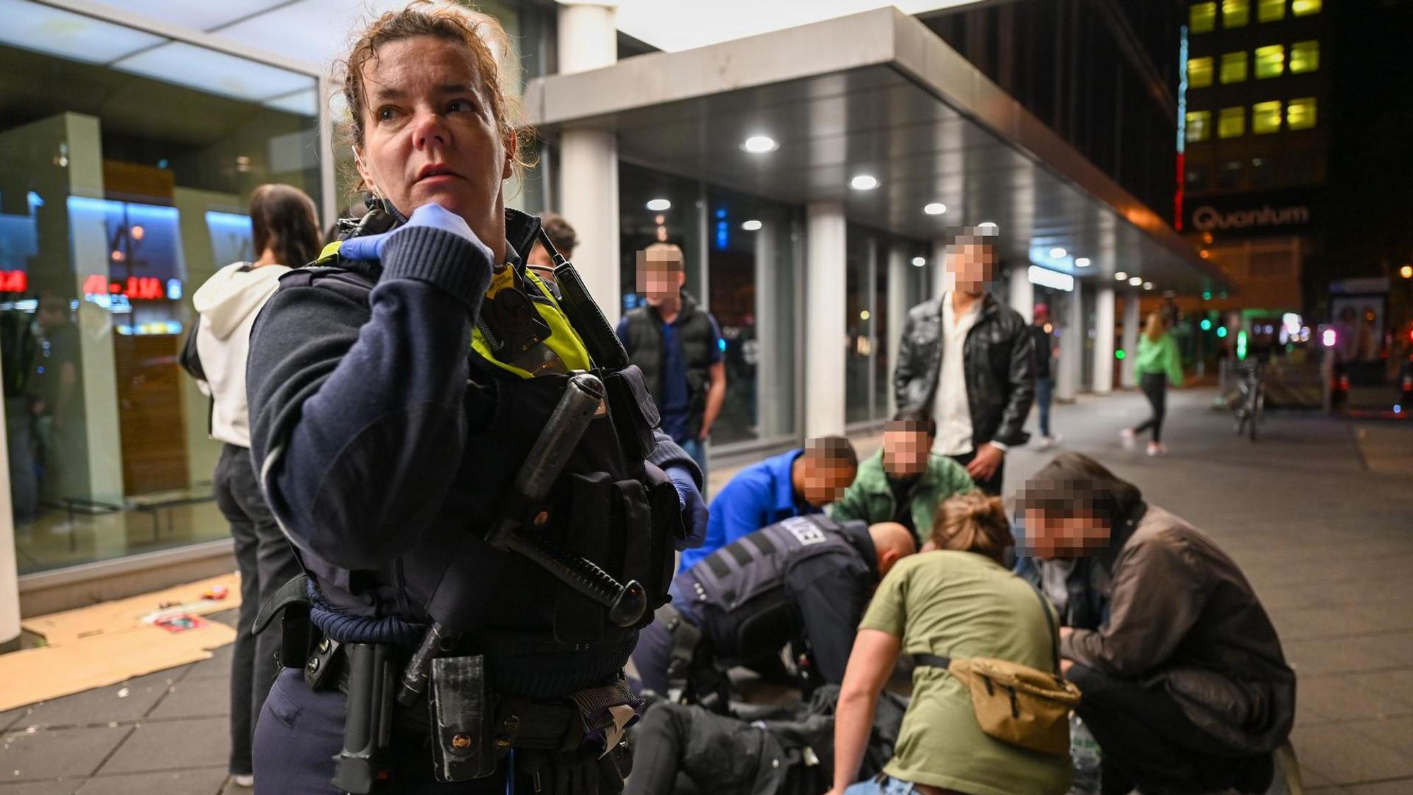Schlägerei vor dem Starbucks – Stefanie Lage ruft Verstärkung. Ein junger Mann liegt bewusstlos am Boden.