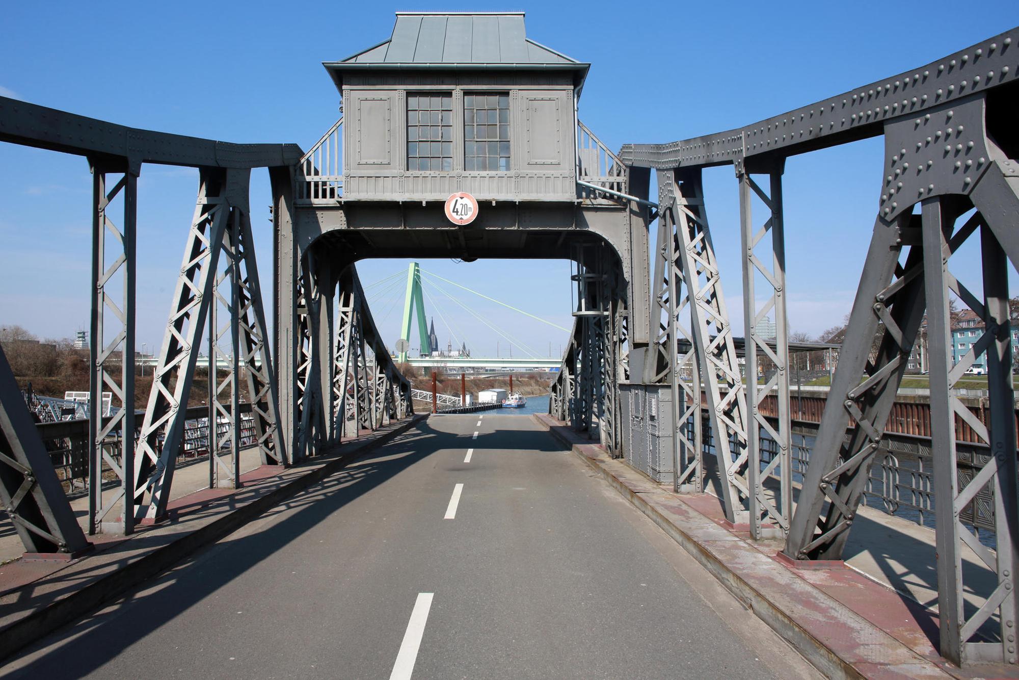 deutzer brücke häuschen