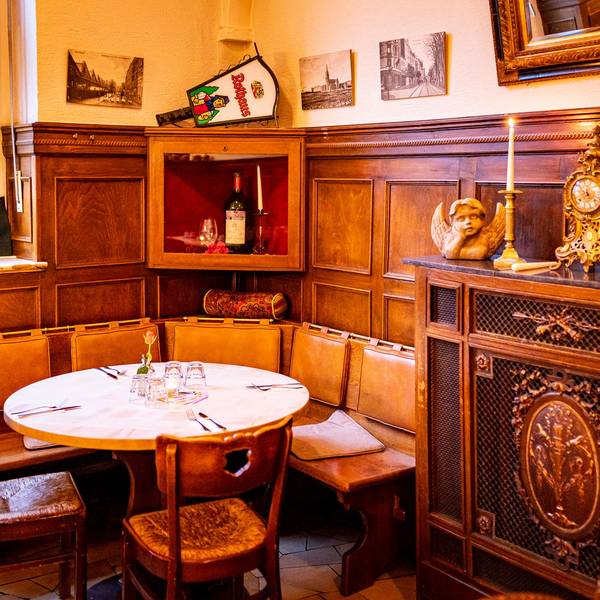 haus schnackertz innen runder tisch