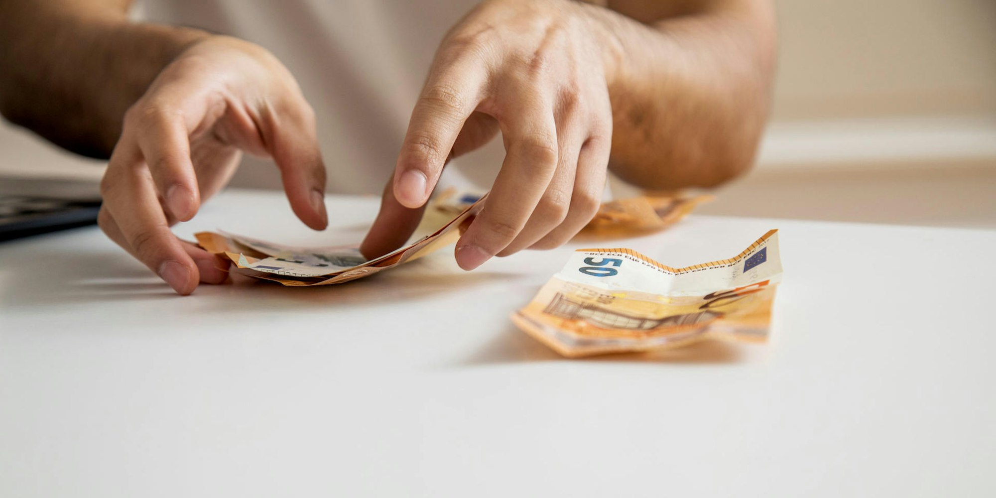 Geld zur Seite legen Symbolbild