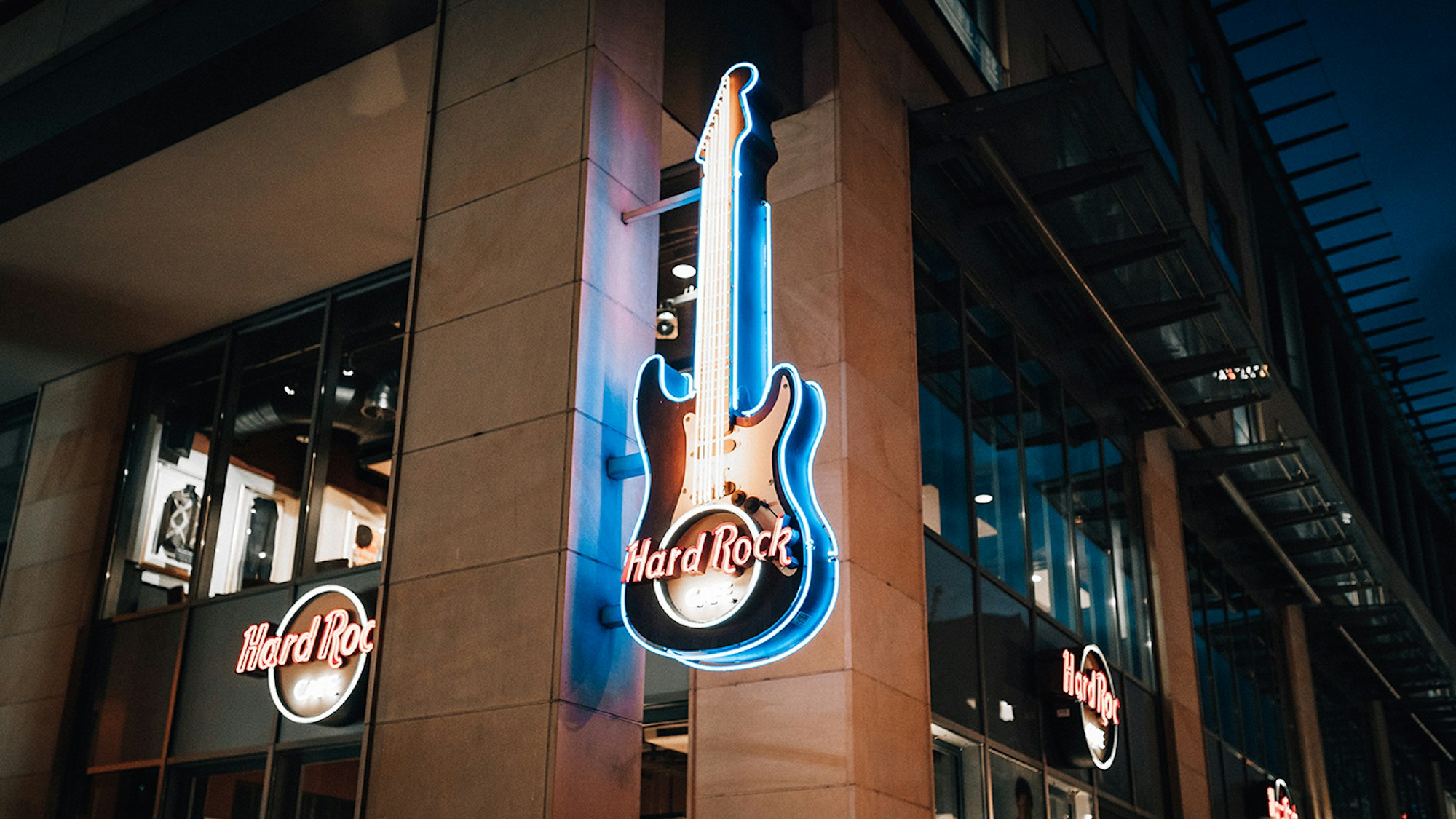 Eine leuchtende Gitarre mit dem Logo des Hard Rock Cafés hängt am Eingang der amerikanischen Bar in der Kölner Altstadt.