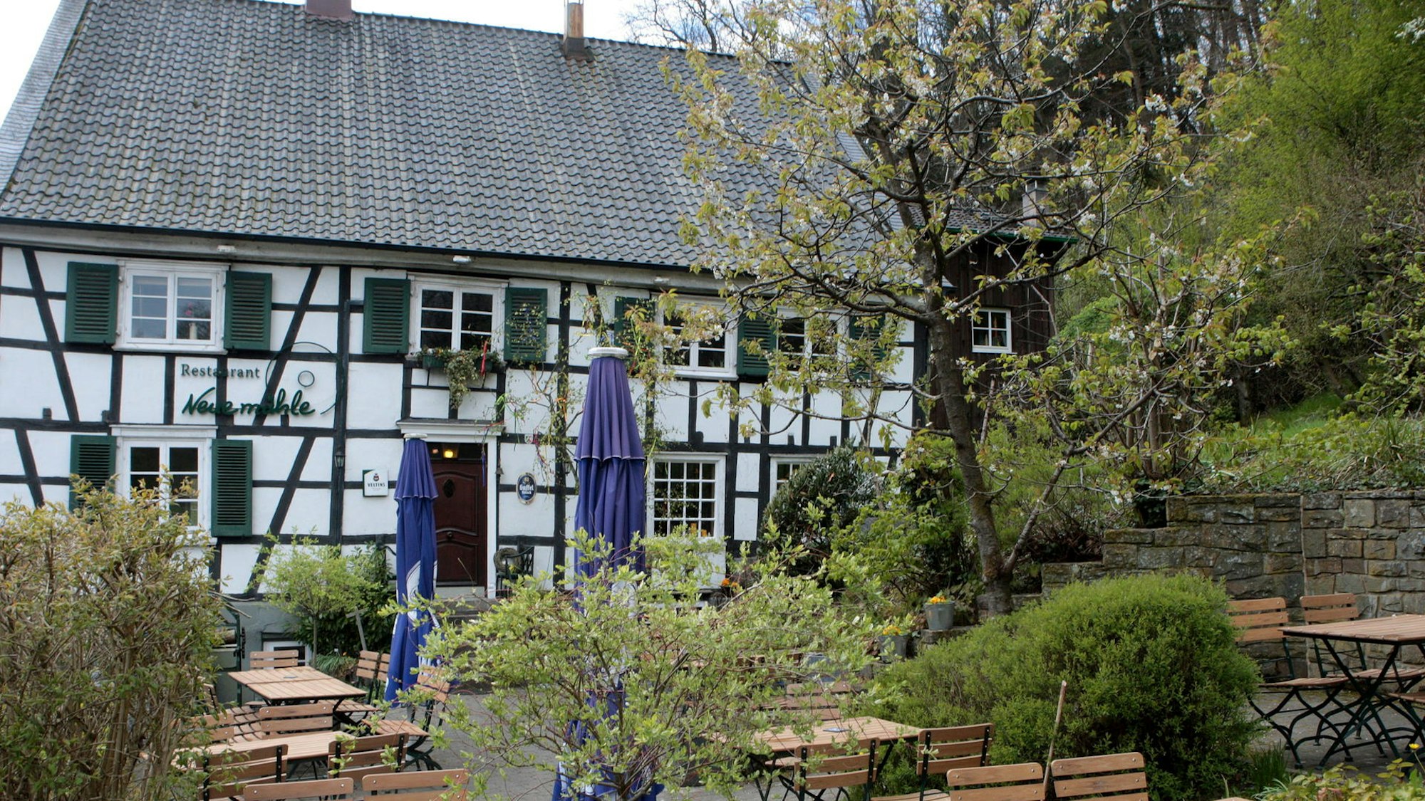 Fachwerkmühle im Grünen: Neuemühle Biergarten
