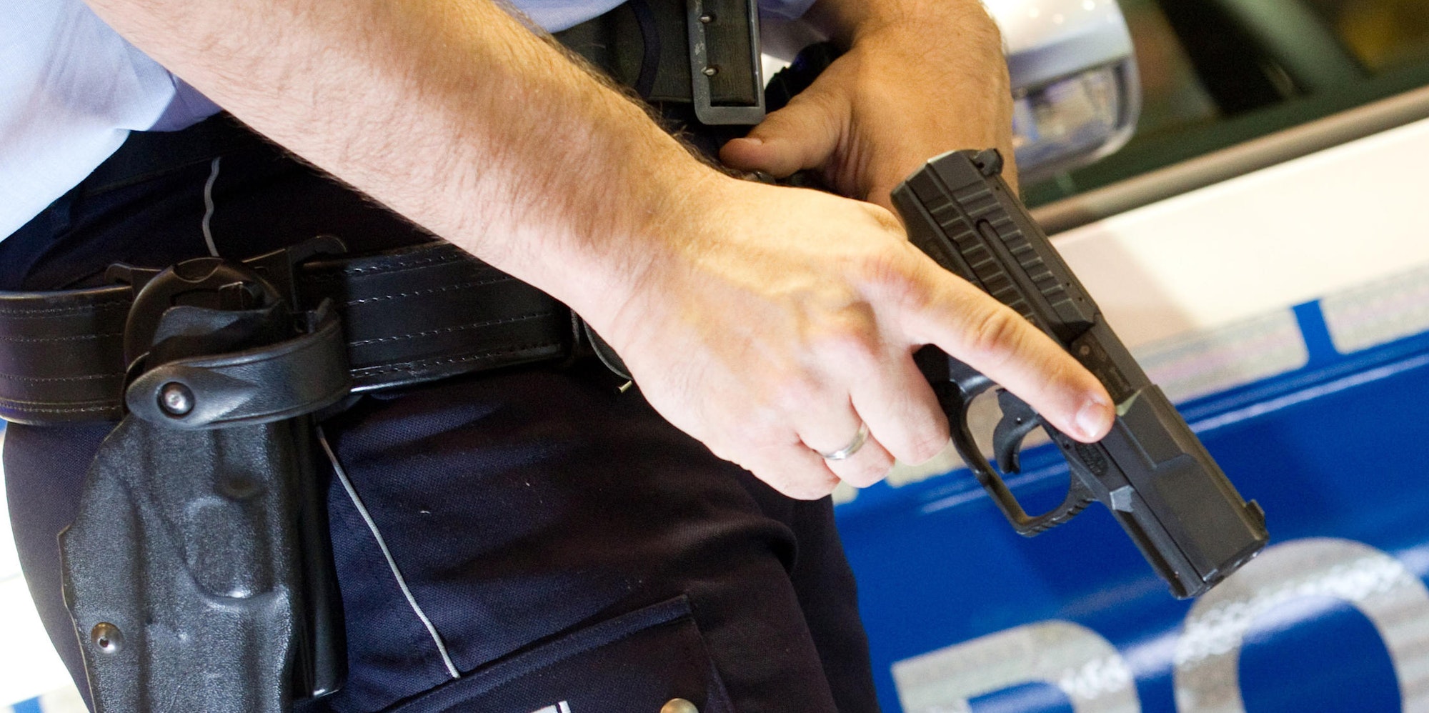 polizist mit waffe