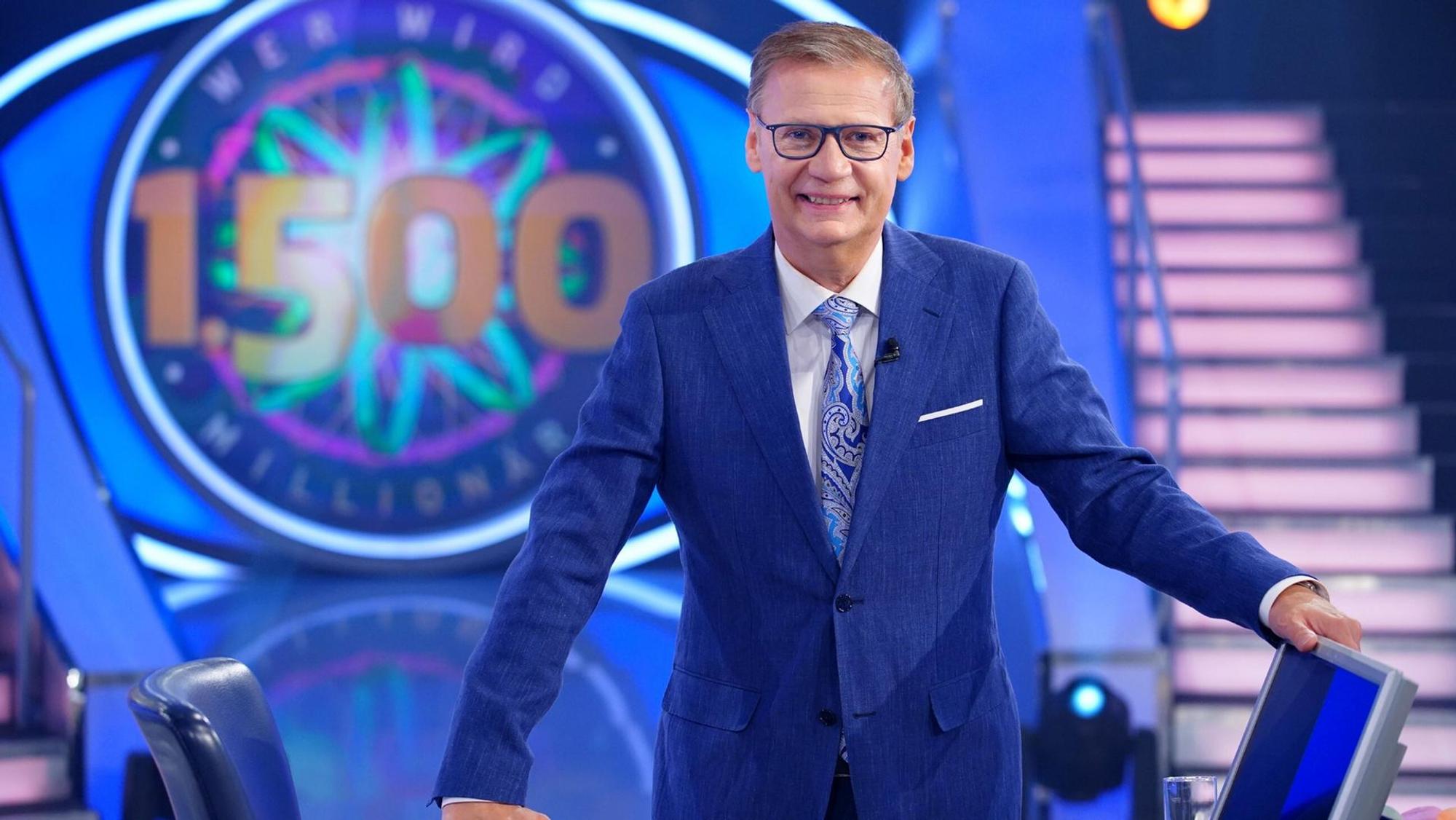 Günther Jauch steht in der Kulisse von „Wer wird Millionär?“