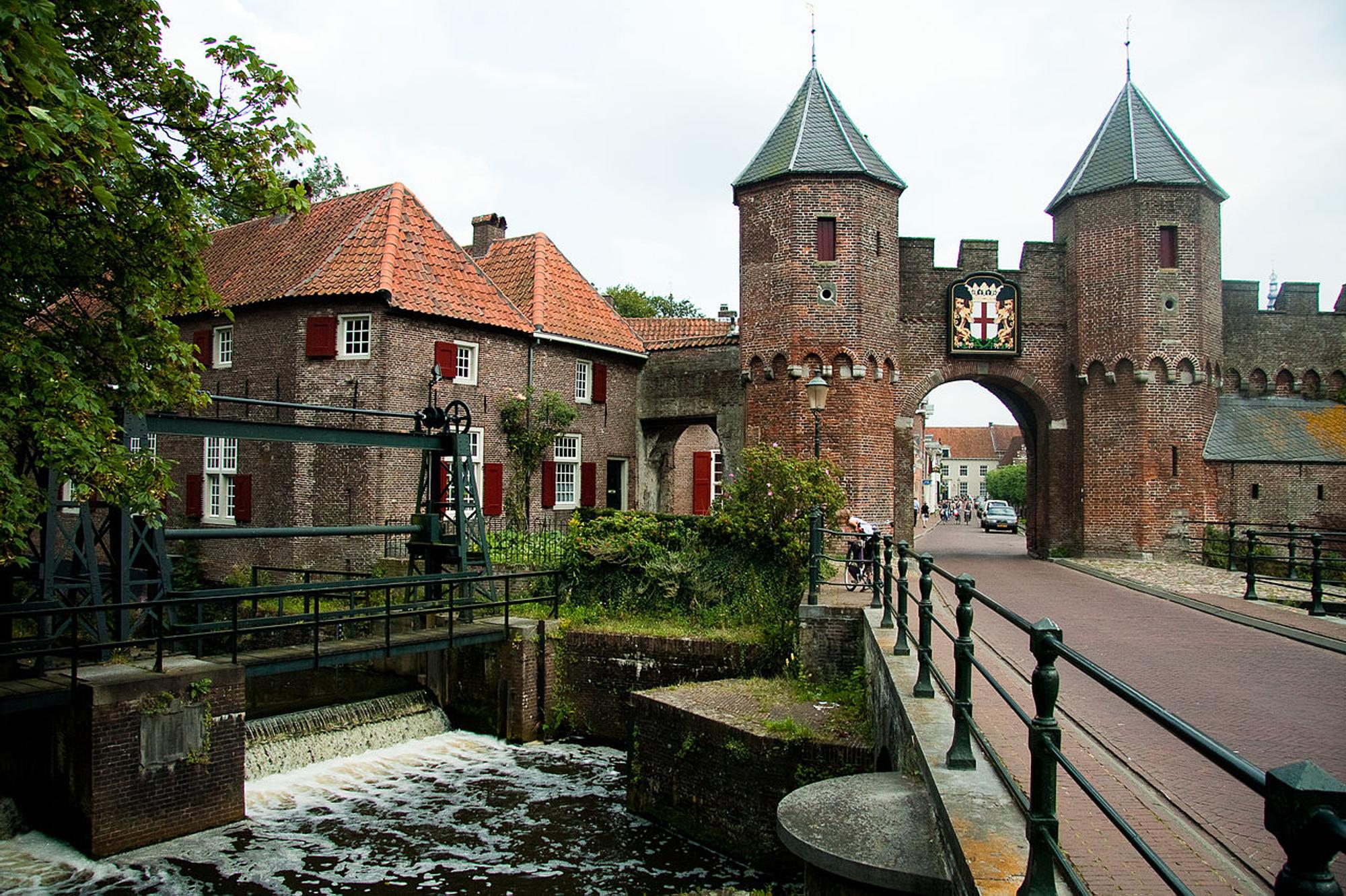 1280px-Koppelpoort_in_Amersfoort CC 3.0 Pennyjey