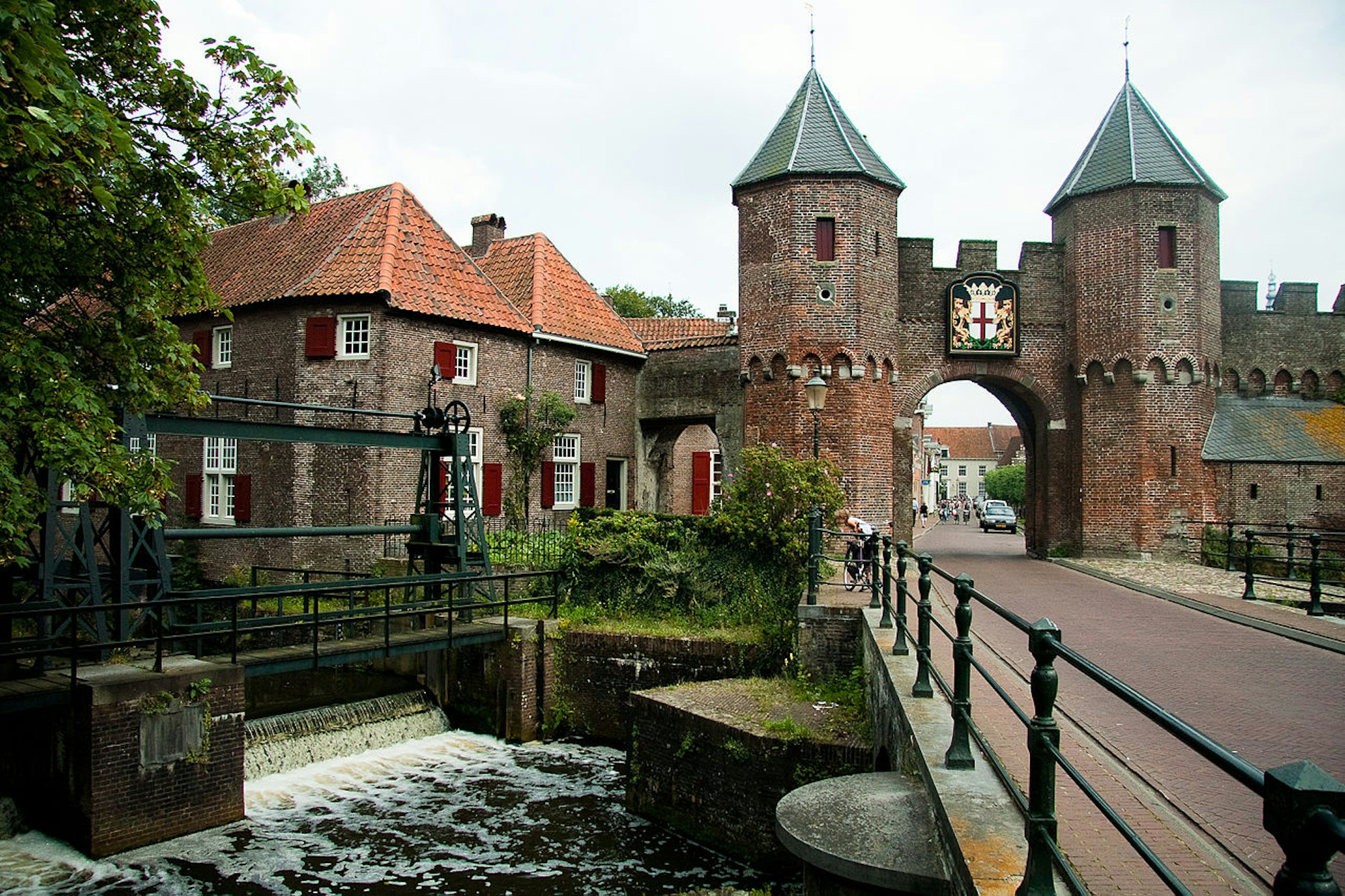 1280px-Koppelpoort_in_Amersfoort CC 3.0 Pennyjey