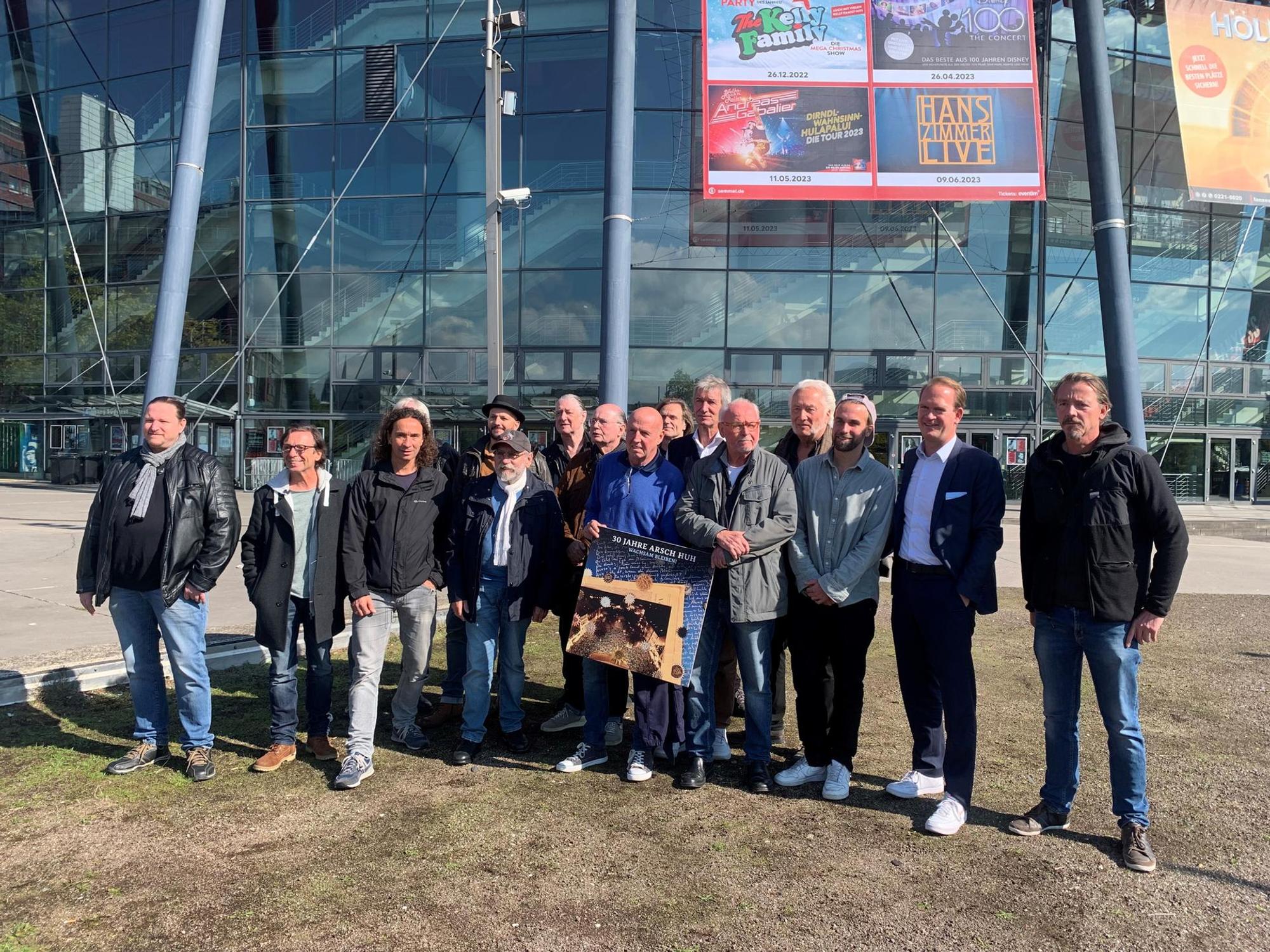 Die Akteure von „Arsch huh“ vor der Lanxess-Arena.
