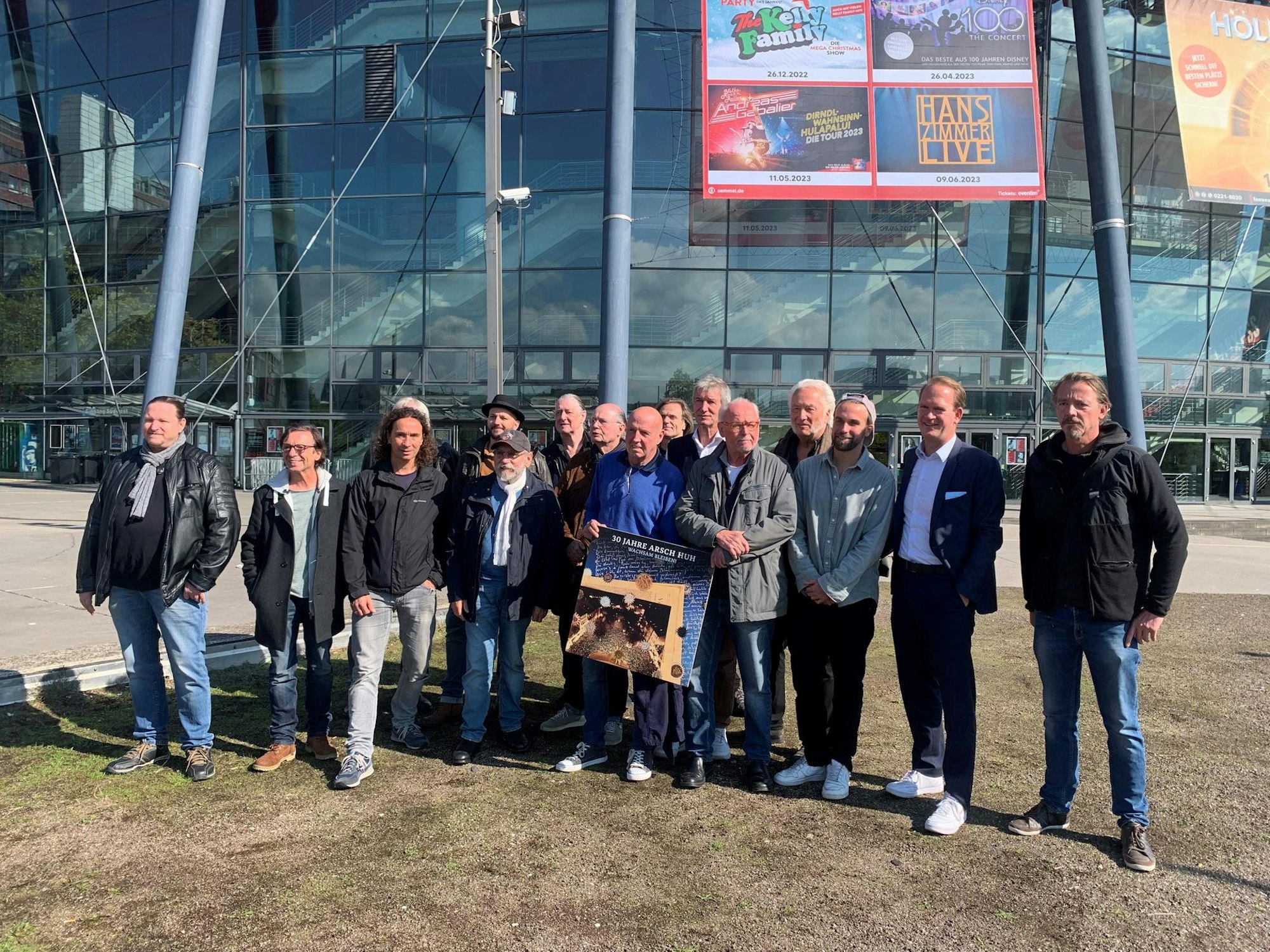 Die Akteure von „Arsch huh“ vor der Lanxess-Arena.