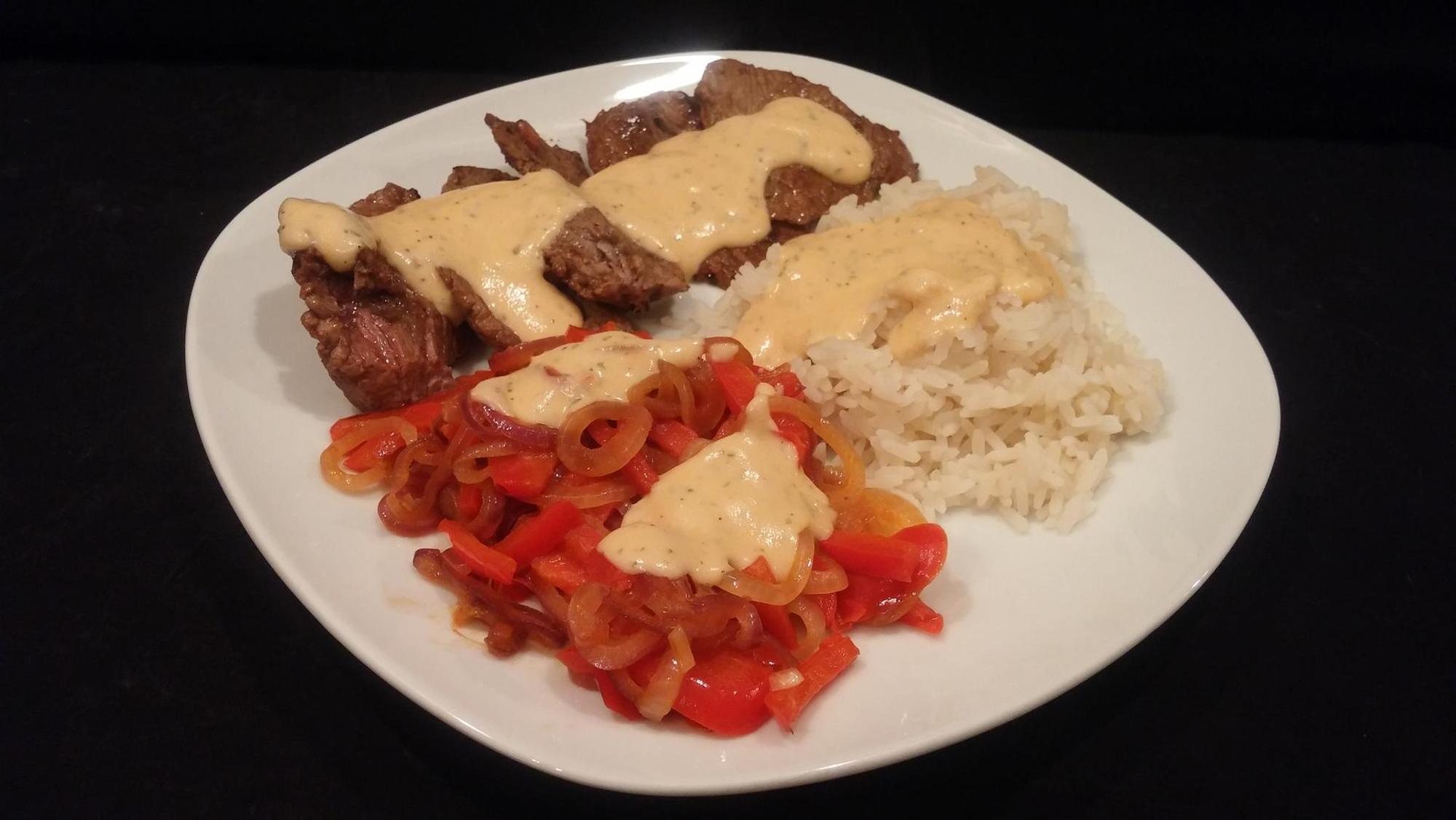 Hauptspeise - Rindersteak mit Käsesauce und Reis