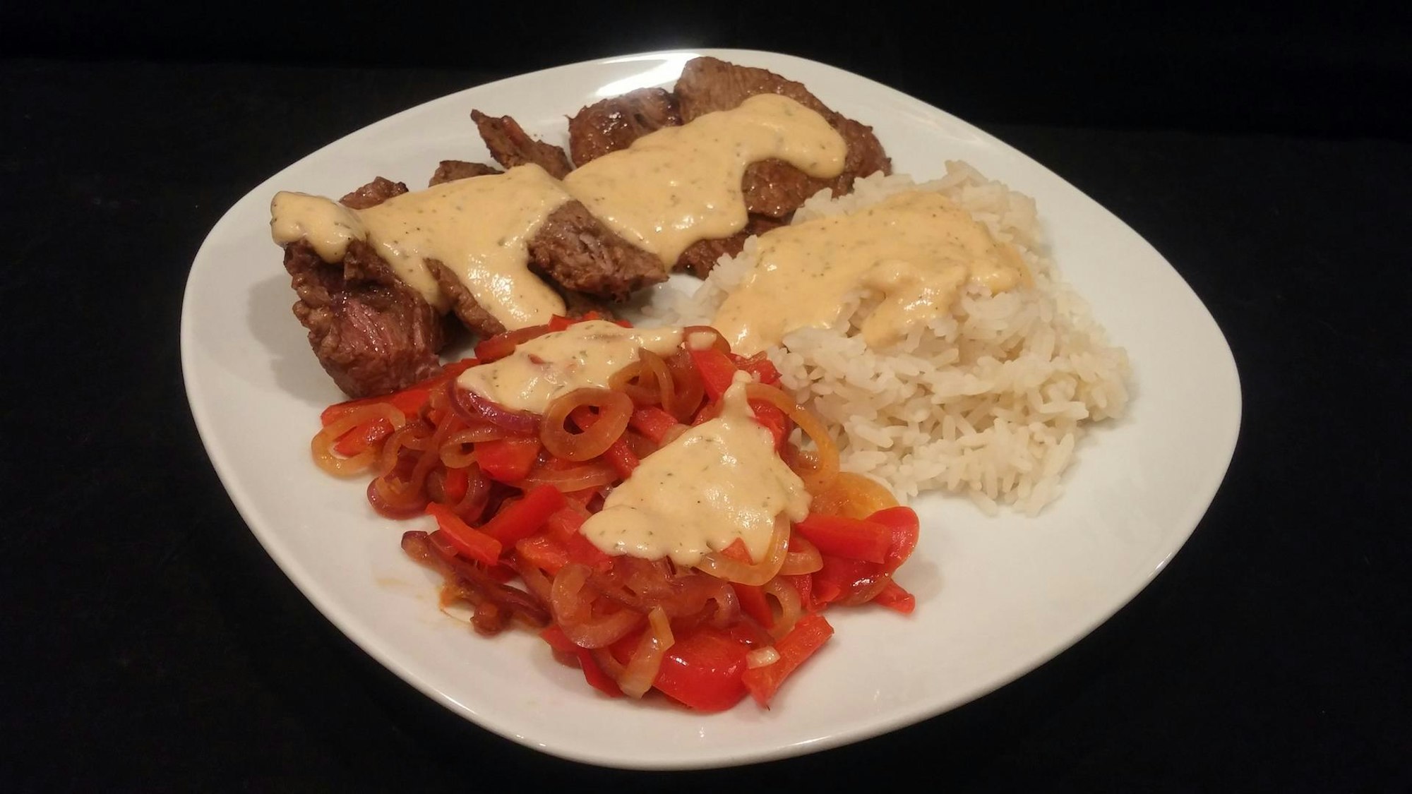 Hauptspeise - Rindersteak mit Käsesauce und Reis