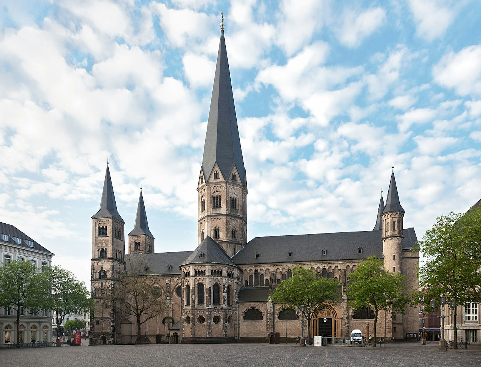 1280px-Bonner_Münster